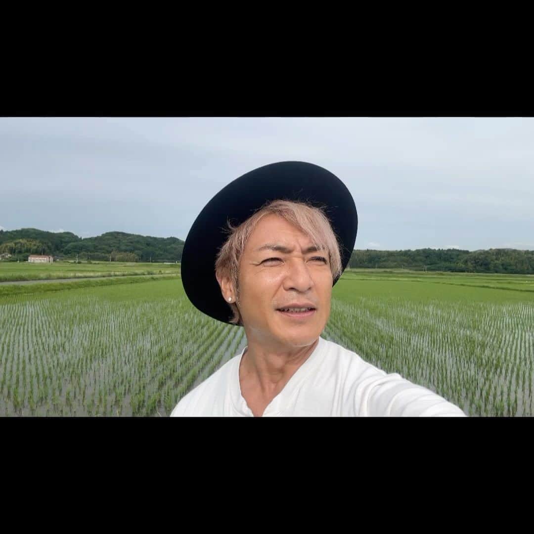 つるの剛士のインスタグラム：「鳥の声、水の音、懐かしい風のにおい。。 郷愁を感じて思わず深呼吸。  最幸 落ち着く。  #三重県 #伊賀市 #伊賀米🌾 #田園風景🇯🇵」