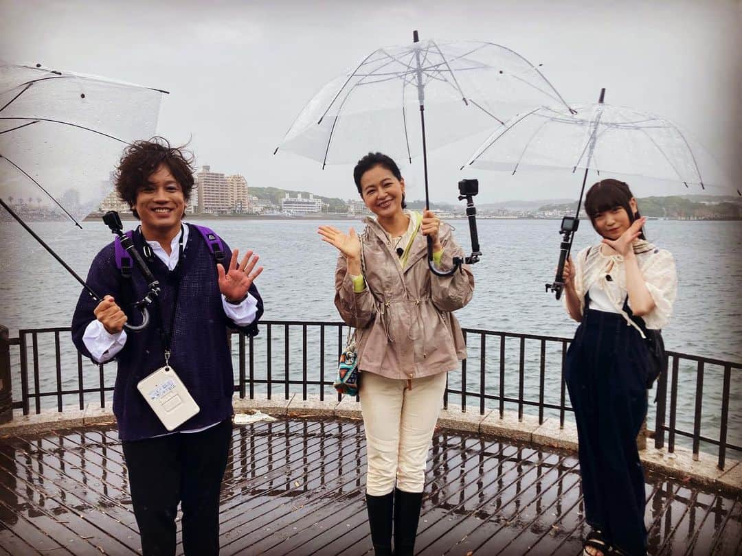 テレビ東京「土曜スペシャル」さんのインスタグラム写真 - (テレビ東京「土曜スペシャル」Instagram)「明日6時30分からの土曜スペシャルは「はらぺこぱ ローカルグルメはしご旅」の第３弾❗️ 50gのお団子を食べたら50円💰500gのステーキを食べたら500円💰と食べた分量が💰交通費💰として支給されるルール バスや鉄道、船など公共の交通機関を乗り継いでゴールを目指します‼️   今回は、江ノ島をスタートし、人気観光地の湘南・鎌倉～横須賀を巡り、初夏のグルメを堪能🍽 とれたて旬の魚介類🐠注目の食べ歩きグルメ🌮老舗の人気スイーツ🍧など… 知る人ぞ知るご当地グルメが続々登場🫃   今回旅に参戦してくれたのは、食べることが大好き‼️太川さんのガチ旅にも参戦したことがある、アクティブ女優の黒谷友香さん✨ さらに、東大卒業・大食いアイドルという経歴を持つ中澤莉佳子さん💕 頭脳明晰&大食いパワーで旅は順調に進むと思いきや… なんと今回からルールの難易度がアップ⤴️ これまでは稼いだ交通費は手元に貯めておけたが、 今回は道中、絶対立ち寄らなければならいチェックポイントでミッションをクリアするごとに金額をリセット😭 つまりは、そこまで稼いだ交通費がゼロになってしまうことに… これまで以上に、食べる量も増え、歩く距離も増えてしまう可能性大🫢   果たしてこの旅はどうなる⁉️ 無事にゴールできるのか⁉️ 3人のドタバタ旅を最後まで見届けてあげてください！  テレビ東京が見られない環境の方や地域にお住まいの方は TVerにてリアルタイム配信を行なっています📺 無料なので是非そちらもチェック✅して下さい🙌  #テレビ東京 #テレ東 #土スペ #土曜スペシャル #はらぺこぱ #ぺこぱ #松陰寺太勇 #シュウペイ　 #黒谷友香 #中澤莉佳子 #グルメ #ローカルグルメ #大食い #東大 #湘南 #鎌倉 #横須賀 #絶品グルメ #グルメ好きと繋がりたい #旅好きな人と繋がりたい」6月9日 16時25分 - tvtokyo_dosupe