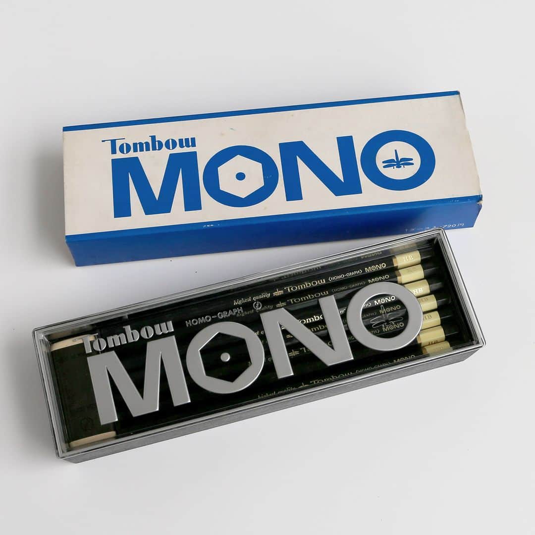 トンボ鉛筆さんのインスタグラム写真 - (トンボ鉛筆Instagram)「#ロングセラー商品のデザイン進化 鉛筆「MONO」  1963年に発売した鉛筆「MONO」は今年で発売から60周年！ 「MONO」といえば、消しゴムを思い浮かべる方が多いかと思いますが、MONOブランドはこの「MONO」鉛筆が始まりです👀  60年を振り返り発売当時のデザインから現在に至るまでのデザインを並べてみました！  「MONO（モノ）」ブランドの誕生は1963年 トンボ鉛筆が開発した超微粒子芯の高級鉛筆の先駆けで、「唯一の、無類の」という意味を持つギリシャ語の「MONOS」に由来して「MONO」と名付けられました。  その名は、1949年から開始した芯改良プロジェクトにより生まれた、「1ミリ立方に80億個の粒子を持つ」革新的な芯を特徴付けるものでした。 初期の頃は“MONO”のロゴの中に六角形の鉛筆断面が記されています。  1970年頃から、鉛筆のオマケとして付けていた消しゴムはプラスチック消しゴムになり、ケースのデザインもリニューアルされています。  その後、2001年に現在と同じケースになりました。 ケースの形は時代に合わせ変わっていますが、黒軸の鉛筆本体のデザインは60年間ほとんど変わっていません😮  ロングセラー商品のMONO、これからもご愛用いただけますようお願いいたします☺️  #トンボ鉛筆 #文房具 #文具好き #文房具好き #文房具好きな人と繋がりたい #stationery #stationerylove #stationerylover #tombowpencil #stationerydesign #stationeryaddict #ぶんぼうぐ #文房具好き #文具好きさんと繋がりたい #筆箱の中身 #MONO #モノ #鉛筆 #勉強 #勉強垢 #ロングセラー #ロングライフデザイン #ロングセラー商品」6月9日 16時25分 - tombowpencil