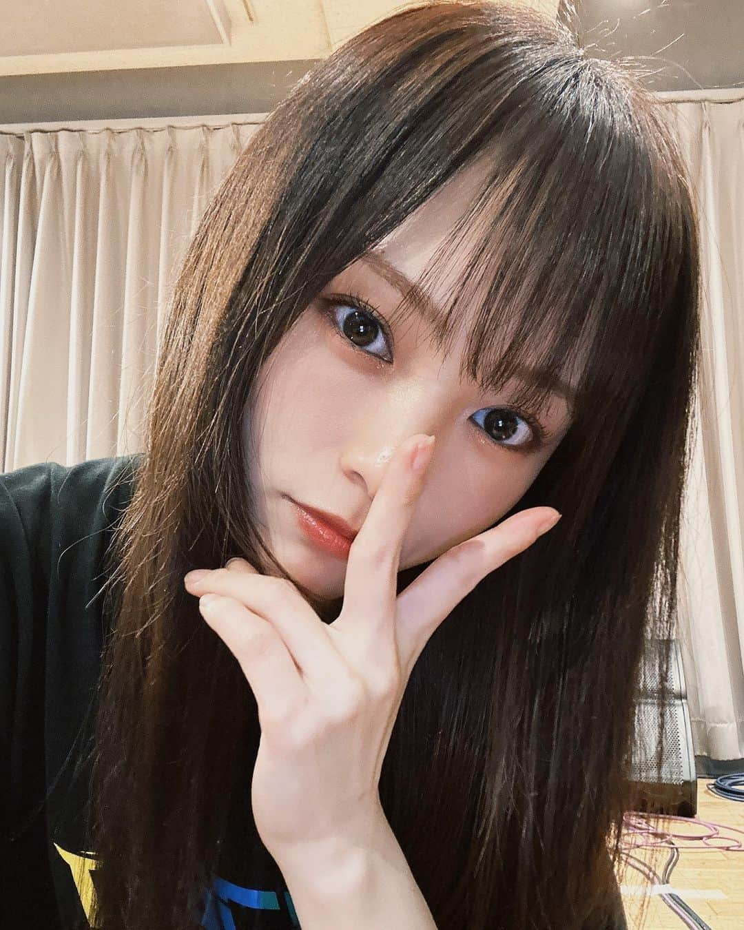 山本彩のインスタグラム：「⁡ 念入りにストレートあてて、オイルやらつけても 家出て1時間後にはうねうね＆広がる髪の毛 ⁡ やれやれだぜ🤷‍♀️」