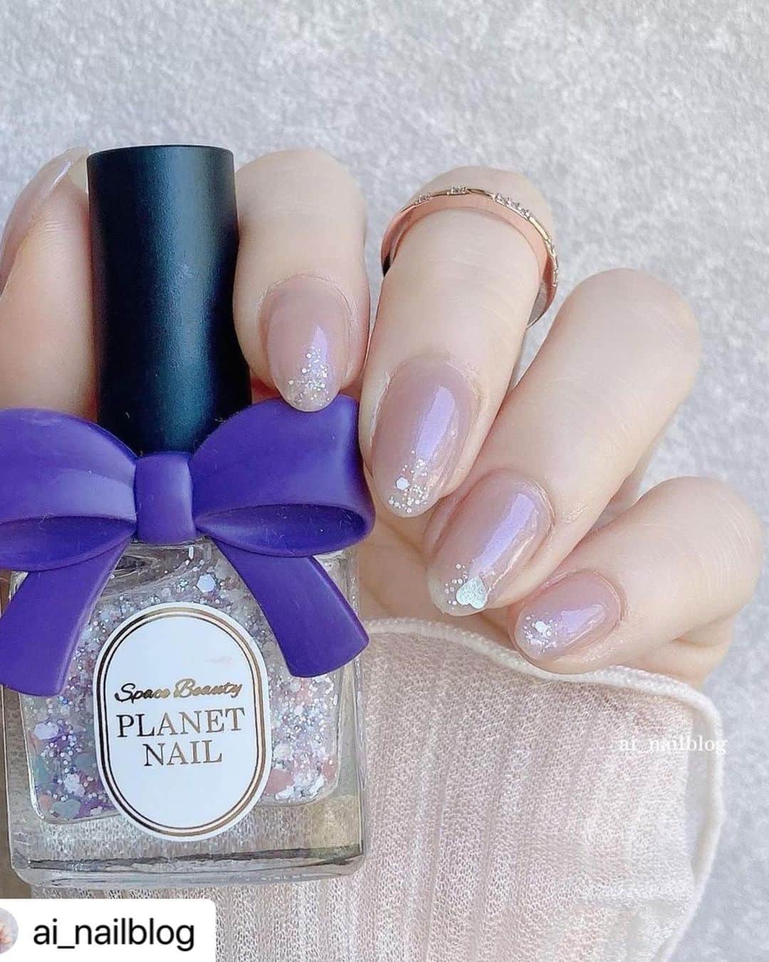 【PLANET NAIL（プラネット ネイル）】公式のインスタグラム：「✰✰✰ ━━━━━━━━━━━━━━━ @ai_nailblog さま♡  PLANETNAIL ラメネイル PLB36 ベガの鼓動 を使った大人可愛い爪先ラメネイル のネイルデザインのご紹介ありがとうございます👩‍❤️‍💋‍👩✨  中に入っている🩵🩷💜の3色ホロがたまらなく可愛いんです🥺🥺 ぜひまねっこしてみてください！  キャンペーン当選おめでとうございます🍾✨ ╍ ╍ ╍ ╍ ╍ ╍ ╍ ╍ ╍ ╍ ╍ ╍ ╍ ╍ ╍ ╍ ╍ ╍  . 爪先ラメネイル꙳ ⁡ こちらもプラネットネイル様( @ ) のキャンペーン企画で新色を頂きました•ᴥ•！ ありがとうございます🫶🏻 ⁡ 白ベースの中にピンクやパープルが入ってて夢かわっぽい☺︎ ハートが入ってるのがかわいい♡ これもお気に入りになった！ プラネットネイル様ありがとうございました🫶🏻 ୨ෆ୧┈┈┈┈┈┈┈┈┈┈┈┈┈┈┈┈┈┈┈┈┈┈┈ ୨ෆ୧ ✎プラネットネイル( @planet.jp ) ・PLHヌーディーアース ・PLB36 ベガの鼓動 ୨ෆ୧┈┈┈┈┈┈┈┈┈┈┈┈┈┈┈┈┈┈┈┈┈┈┈┈୨ෆ୧ ⁡#planetnail #プラネットネイル #ラメネイル  #シンプルネイル #ワンカラーネイル  #ネイルポリッシュ #新作コスメ #新作コスメ2023  #セルフネイル #selfnail #nailart #美甲 #셀프네일」