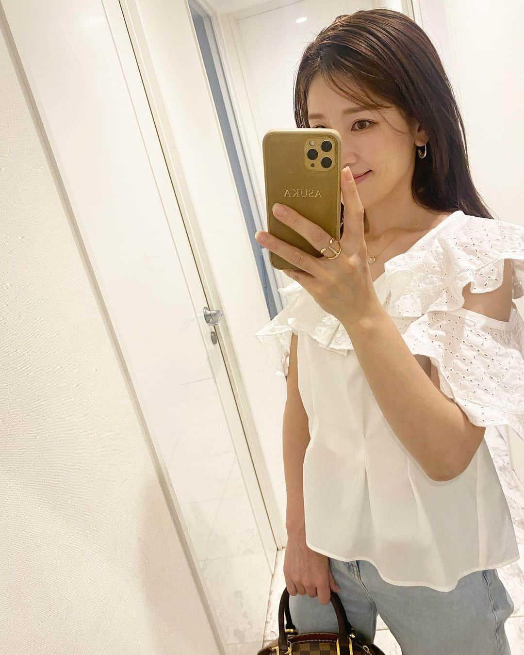 永田明華のインスタグラム：「フリルトップス#snidel  デニム#zara  肩ちら見せで可愛いです💕  ・ ・ ・  #スナイデル#ザラ #スナイデルコーデ  #デニムコーデ #louisvuitton #ルイヴィトン」