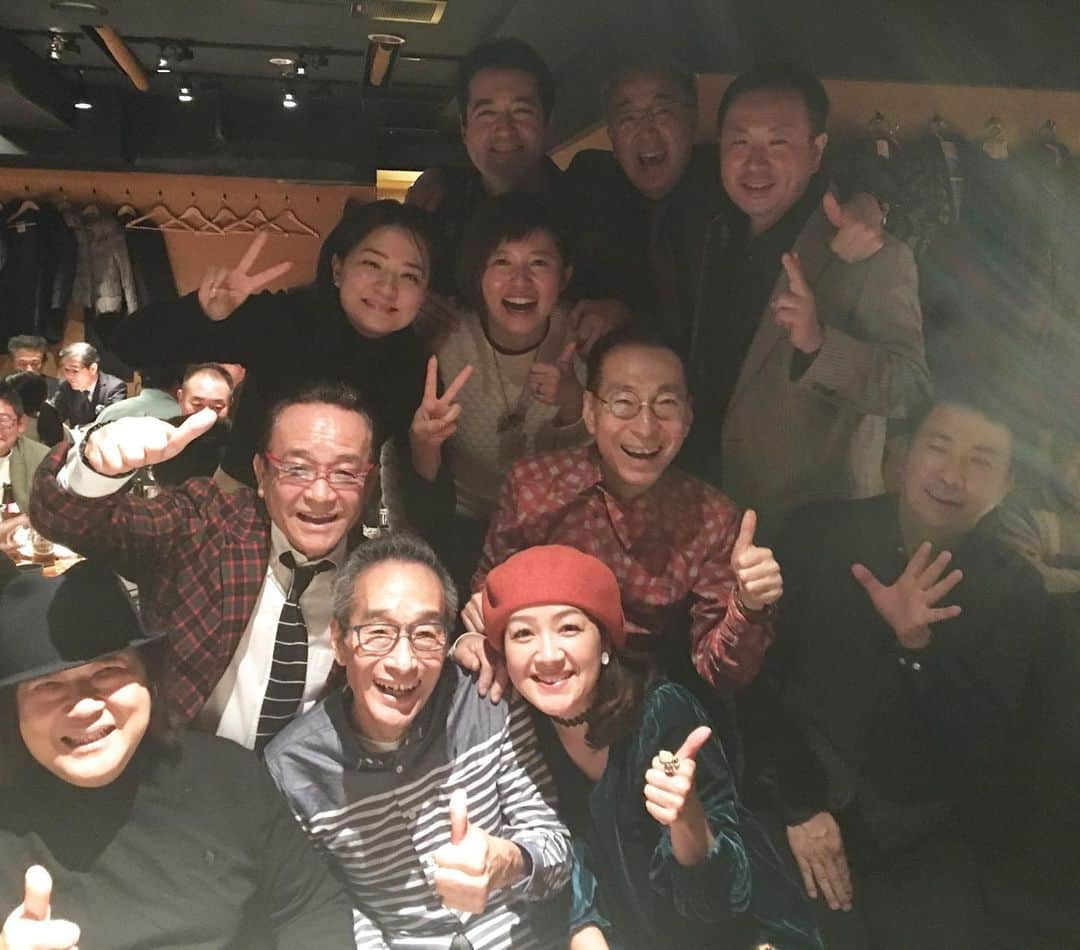 菅原進のインスタグラム：「コロナ前の所属事務所ハブマーシーの新年会✨ 来年はできるといいなあ😆 みんなに会いたくなったので昔の写真を😉  #ビリーバンバン #菅原進 #ハブマーシー #ゴダイゴ #godiego #ミッキー吉野 #湯原昌幸 #荒木由美子 #成世昌平 #竹川美子 #マシューまさるバロン #六本木ヒロシ #建蔵 #新年会」