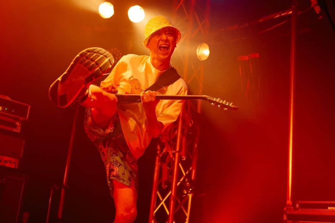 小野武正のインスタグラム：「甲府あちあちのあちでしたねええ  もうツアー二本おわてしまたのかあ  3本目はさやまんとたけまんの地元さいたま！！！！ やるよみんな！！！  📷 @yasuyukikimura   #keytalk」