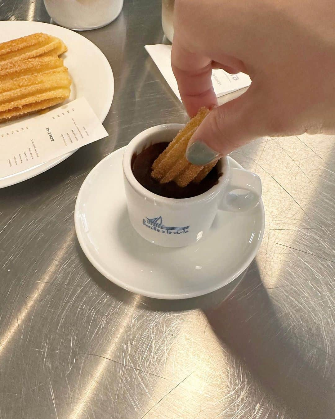 i am aiのインスタグラム：「ㅤㅤㅤㅤㅤㅤㅤㅤㅤㅤㅤㅤㅤ🛥️🩵  bonila a ala vista ㅤㅤㅤㅤㅤㅤㅤㅤㅤㅤㅤㅤㅤ ディープチョコチュロス とってもおいしかった☕🥖️🍫 本場スペインの味が食べられるなんて嬉しい~  ピンクのとこよりチョコが甘くて私はこっち派！ チュロスはここの方がサクッと軽い食感。 チュロスはピンク派🩷 にて、選べません。笑 ㅤㅤㅤㅤㅤㅤㅤㅤㅤㅤㅤㅤㅤ またそちらも投稿します~😙 ㅤㅤㅤㅤㅤㅤㅤㅤㅤㅤㅤㅤㅤ  ㅤㅤㅤㅤㅤㅤㅤㅤㅤㅤㅤㅤㅤ ㅤㅤㅤㅤㅤㅤㅤㅤㅤㅤㅤㅤㅤ #bonillaalavista#bonilla#韓国カフェ#チュロス#漢南洞#漢江鎮#韓国旅行#韓国トレンド#보닐라츄러스#보닐라#츄러스 #한남동#한남동카페」