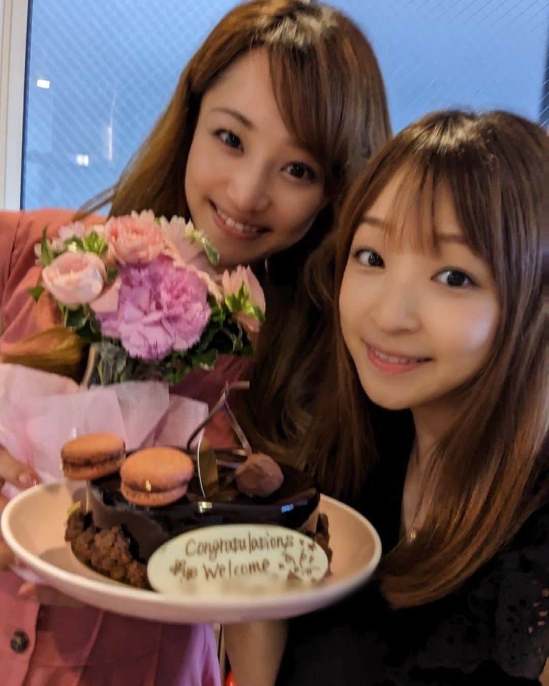 葵ゆりかのインスタグラム：「先日、親友2人が第二子を出産したので会いに行きました❤️ （２人出産日近くて凄い👏👏） どちらも生後2週間前後の時に会えて…😍 もう本当ちっこくて神聖で尊くて… 自分が出産したのもそんなに前じゃないはずなのに え！こんなちっさかった？ ってすっかり色々忘れてる😂  うちの子もまだ赤ちゃんなはずなんだけど、やはりまた新生児は別の生き物… もう触るのも恐れ多いくらい…🥹💕 涙が出るほど可愛かった。  これからこの子達といっぱいいろんな思い出作りたいな。 ようこそ世界へ👶✨✨  みかりん、あやちょる出産本当におつかれさまでした💕  どちらのファミリーも愛に溢れてて、本当に幸せ空間…✨ 何よりも2人がめちゃくちゃ幸せそうで嬉しくて胸いっぱい🥹❤️  @mikakubota0923 長居しすぎてごめんね😂 @aya.205 お祝いしに行ったのに、逆に誕生日お祝いしてくれてありがとう🤣❤️  #出産　#出産祝い　#赤ちゃん　#新生児　#bestfriends」