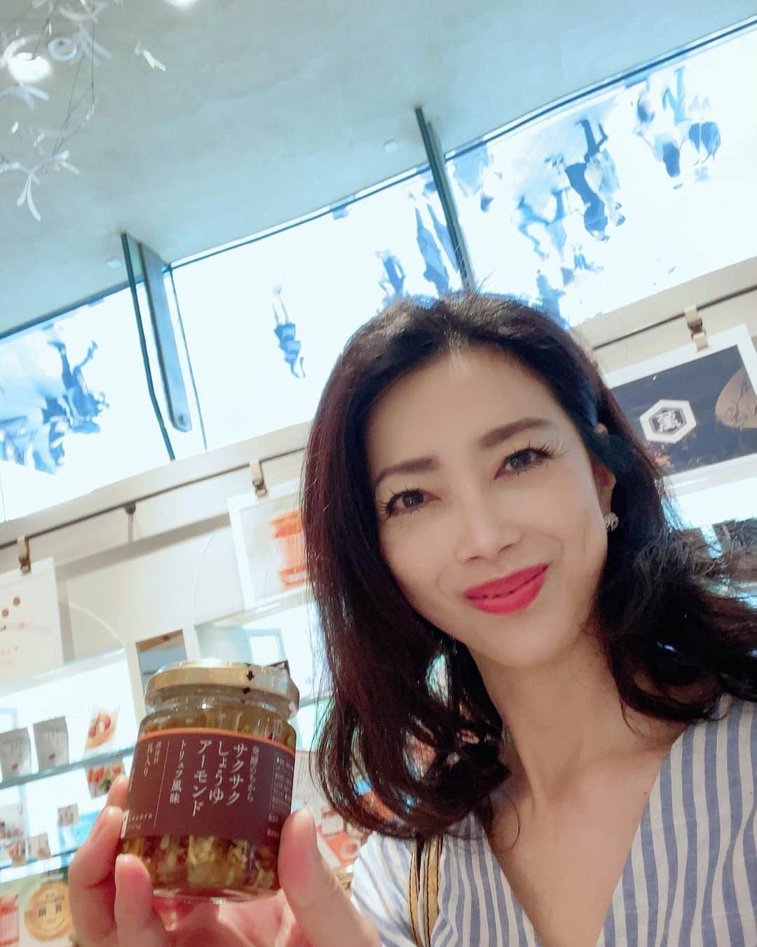 のインスタグラム：「先日有楽町マルイで開催されていた キッコーマンこころダイニングのポップアップにお邪魔してきました  サクサク醤油アーモンドの試食もあり 大盛況！ 新商品もあって早速ゲットしてきました  サクサク醤油アーモンドは どんな料理にもあう万能調味料！ 即席ラーメンにトッピングすれば味気なかったラーメンも一味も二味もアップしますし　 ドレッシングがわりにキャベツにトッピングするだけでキャベツが無限に食べられる美味しさに(^^)  明日6/10 19時からの1時間 TV通販番組QVCで　 定番人気のサクサク醤油アーモンドをはじめしょうゆの実　チンする玄米ご飯シリーズ　塩糀入りもちもち玄米も ご紹介予定です  父の日のプレゼントにも🎁ピッタリです❗️是非ご覧下さい  #キッコーマンこころダイニング #サクサク醤油アーモンド #ポップアップ #tv通販番組 #qvc #tv出演情報 #商品アドバイザー #アナウンサー #アンバサダー #小柳津真由美」