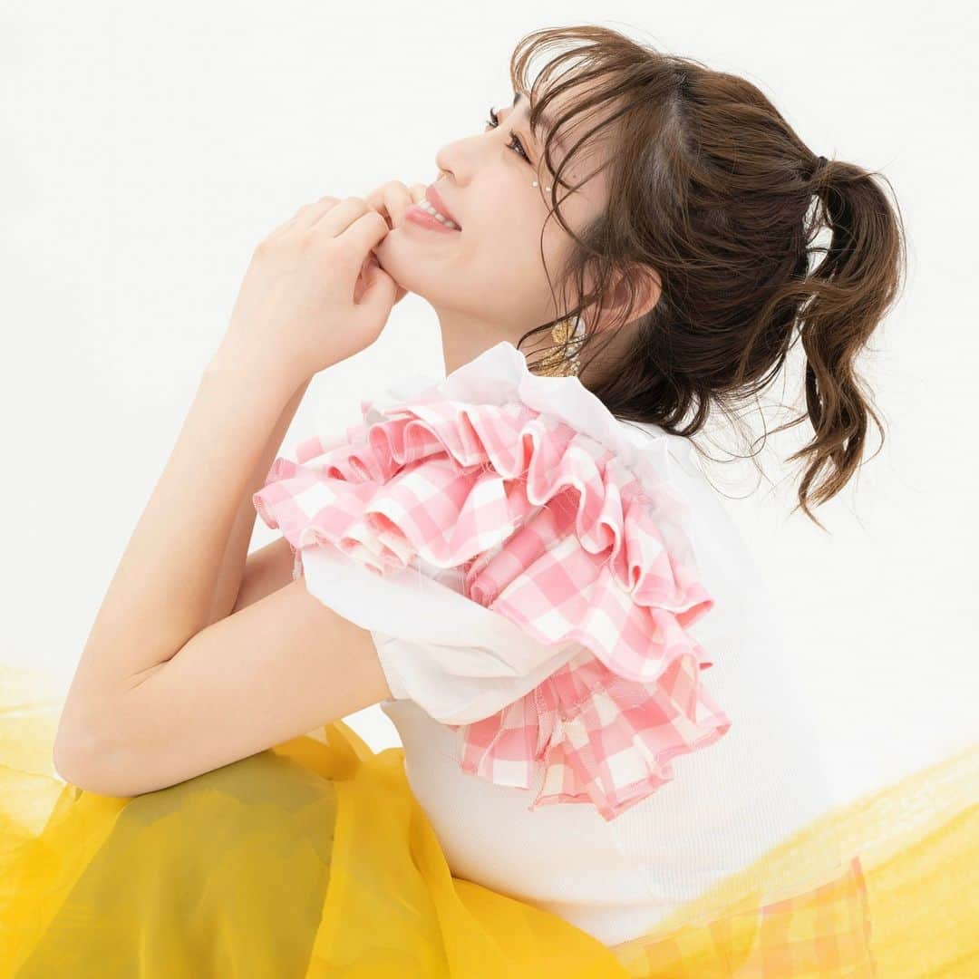 のインスタグラム：「アーティスト写真、新しくなりました 💛 ✨ どうかな？  感想聞かせてね 😉  #erica_ガンバレ #erica」
