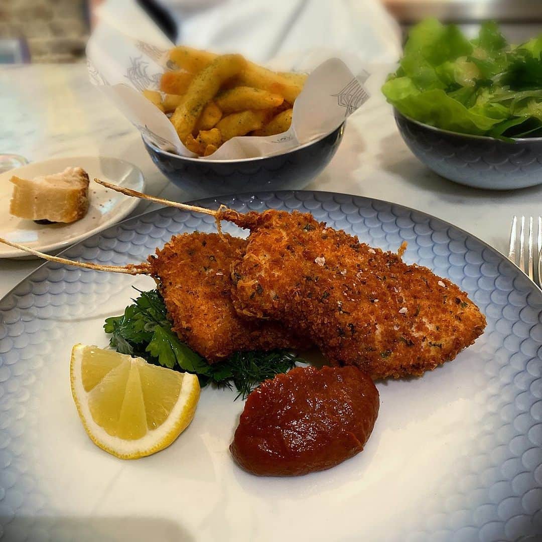 ナイジェラ・ローソンさんのインスタグラム写真 - (ナイジェラ・ローソンInstagram)「When I’m in Australia I always want to eat as much fish as possible, their catch so different from our own, as well as food that evokes true spirit of place. And @saintpeterpaddo and the genius that is @mrniland combine the two. His cooking is almost like a religious experience. (You should pop over to @jackson_boxer’s insta and read his recent post; he writes so eloquently about it.) Anyway, I went back to @saintpeterpaddo recently for the first time since 2019, and haven’t stopped thinking about it since. . I sat at the bar (it’s all bar seating now,  though extremely comfortable for lounging, I should add) for a long Sunday lunch, each course thrillingly perfect, starting with the best oysters I’ve ever eaten in my life, and I fear they’ve ruined me for all other oysters forever!  A couple each of Merimbula 3-year-old Rock Oysters; Shoalhaven 3-year-old Rock  Oysters; Tathra 4-year-old Rock Oysters; and Wapengo 5-year-old Rock Oysters. Quite simply a transporting experience. To accompany – and it was so divine, I kept on with it for the rest of lunch – the @aphelionwine Pir Chenin Blanc. Next, pic 2, a fish charcuterie plate, consisting of Marlin prosciutto; Yellowfin Tuna salami; Swordfish bacon; Rock Flathead mortadella; and under the radish scales lies a mound of Bonito rillettes. Quietly but emphatically sensational. Pic 3 is the extraordinary Balmain Bug: The most luscious crustacean, a species of slipper lobster, grilled and daubed with chilli-inflected mayonnaise. Pic 4 is the Crumbed Hapuka Cutlets with seaweed-salt-sprinkled chips and the Duckwood Farm green salad. My first ever tasting of hapuka, with its juicy white flesh, and this was almost ridiculously good. Still thinking, too, of the Murray Cod Kokotxas on toast and the @fiorebread sourdough with cultured butter.  I feel so deeply grateful to have experienced this, as is only right and proper. What Niland is doing is just good, true and rapturous beyond words. Special thank you, too, to Houston and Bryce for their loveliness. #sydney #sydneyeats #saintpeter #joshniland」6月9日 16時48分 - nigellalawson