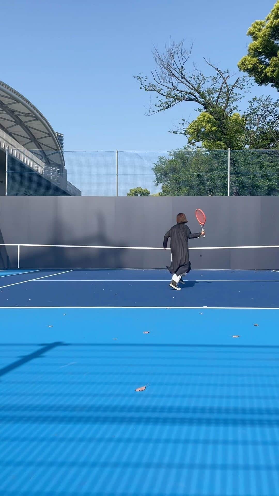 黄川田としえのインスタグラム：「待ち時間に。人生3回目の壁打ち🎾  わたしはただ、壁の真ん中にボールを当ててラケットで打ちたいだけなのに😂 なにやってんだよ、、って自分に言いたい。（言った）  テニスの試合はすごく見てるから、イメージでは自分キレッキレだったのに、 変なとこいっちゃうし、自分に振り回されるし、 テニスってむずかし〜わ〜。 けどなんか楽しかった😂  リーちゃんのことも、テニスする人もみーんな、心の底から尊敬する！！  #元体育会系  #子どもたちが信じてくれない😂 #自分でも信じられないけど #totto__life」