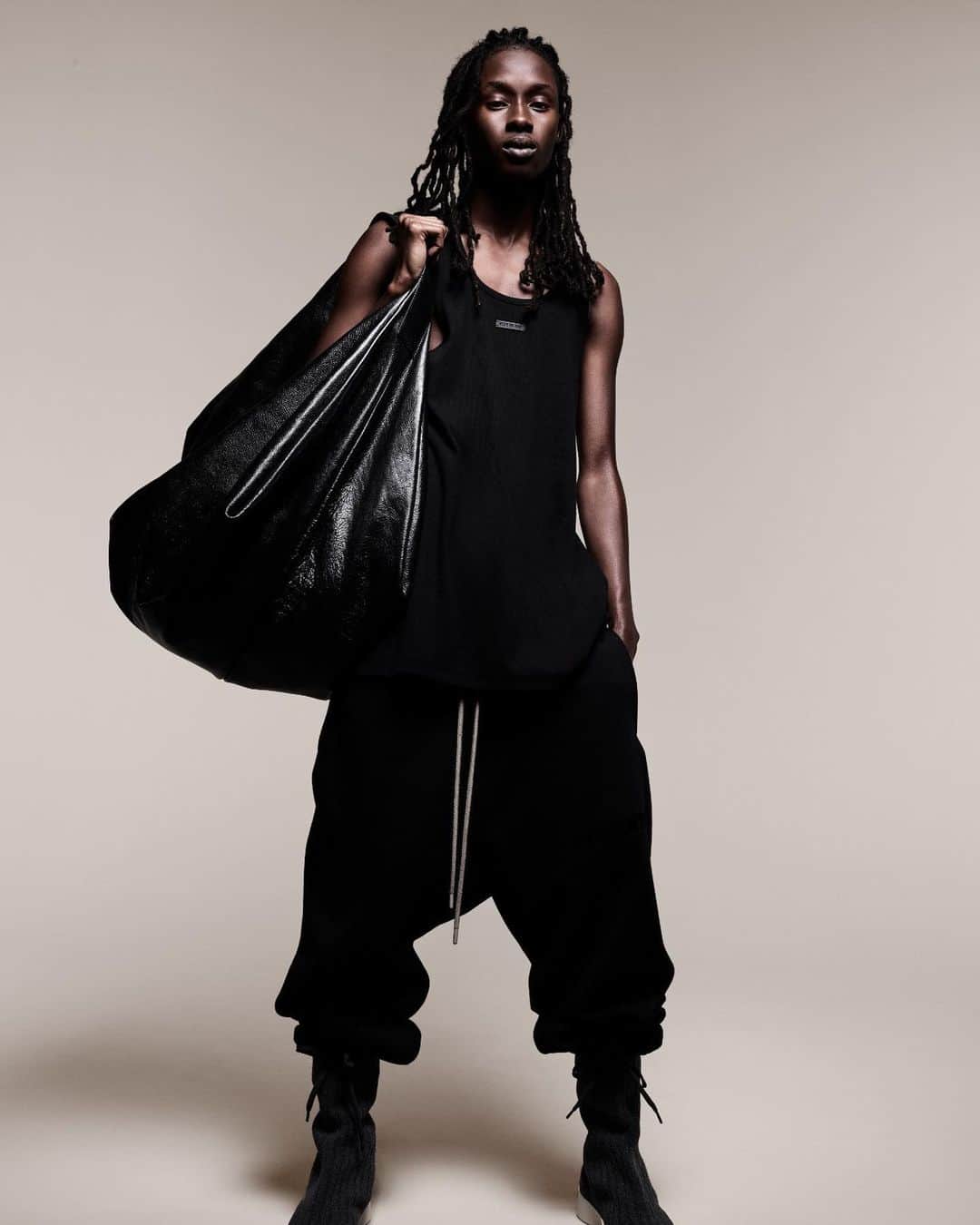 のインスタグラム：「Fear of God ESSENTIALS presents The Black Collection.  A refreshed offering of the brand’s most coveted pieces in new shapes and proportions in an essential Black colorway. Updates include tonal matte rubberized 3D embossed Fear of God ESSENTIALS logos, cleaner design details such as hidden pockets on hoodies and crewnecks and fuller silhouettes.   #fearofgod #ESSENTIALS #TheBlackCollection #FW23 #ITeSHOP」
