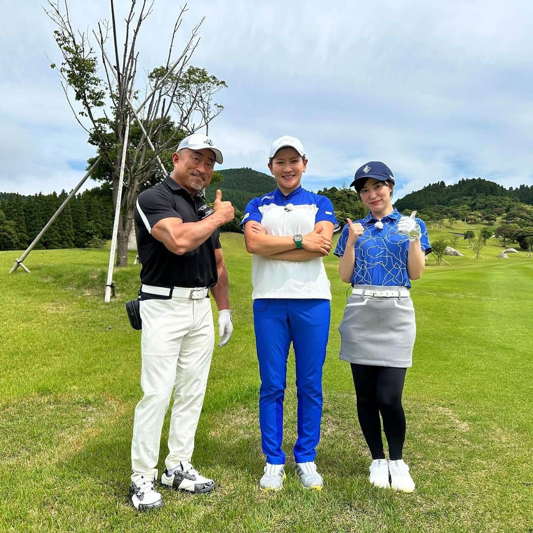 角田信朗さんのインスタグラム写真 - (角田信朗Instagram)「今日は  毎月恒例の  TNCテレビ西日本  《EZ DO GOLF〜"アステク(明日から使えるテクニック)"教えます〜》  のロケでした😊  メチャクチャ《男前》な成田プロの指導で  ホントに上手くなっていくの‼️😆  放送は  九州の一部で  毎週火曜日の夜10:54〜放送ですが  番組の公式YouTubeで  アーカイブがご覧いただけます‼️  このInstagramのハイライトからも  お入り頂けますよ‼️ . . #成田美寿々  #上地由真  #テレビ西日本  #ゴルフテクニック  #カーコンビニ倶楽部」6月9日 16時57分 - kakuda_nobuaki