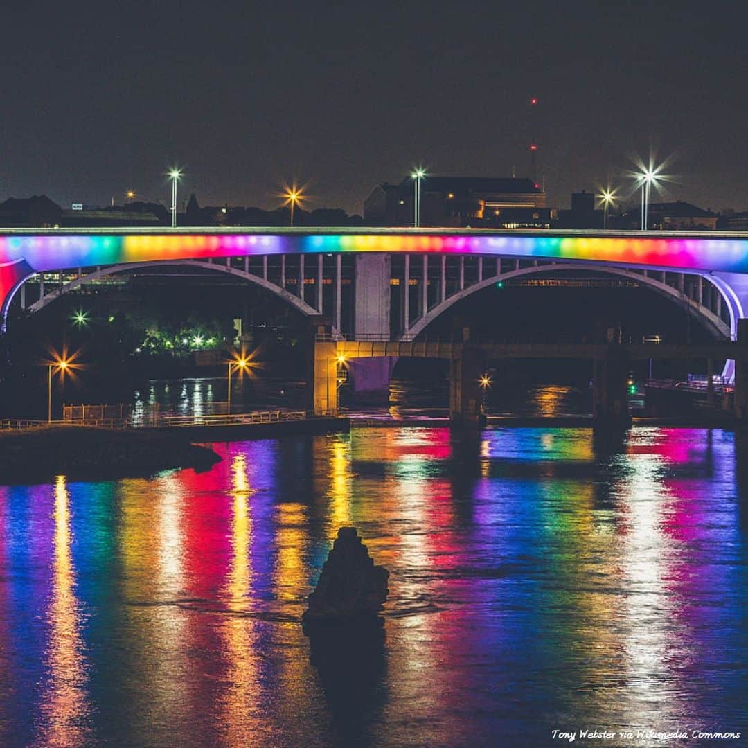 アメリカ大使館さんのインスタグラム写真 - (アメリカ大使館Instagram)「ミネソタ州ミネアポリスのミシシッピ川（Mississippi River）に架かるセント・アンソニー・フォールズ・ブリッジ（Saint Anthony Falls Bridge）がレインボーカラーにライトアップされています。  #PrideMonth #Pride #プライド月間 #loveislove」6月9日 17時00分 - usembassytokyo