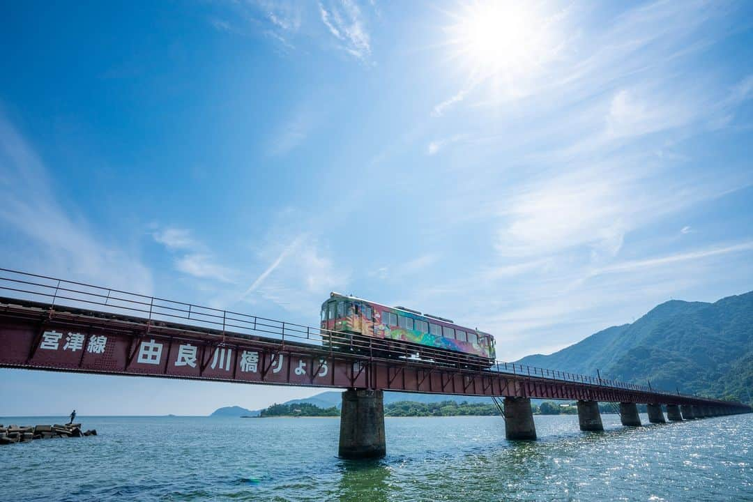 関西電力株式会社のインスタグラム：「＼海の京都で見る絶景！由良川と京都丹後鉄道🚃／ 本日は、由良川橋梁（きょうりょう）を走る京都丹後鉄道をパシャリ📸  由良川橋梁は、由良川に架かる全長約550mの橋。 日本三景・天橋立があり、“海の京都”として知られる宮津市に位置しています。  水面近くを一直線に架かっている姿は美しく、その上を丹後鉄道の列車が通るシーンはさらに魅力的✨ 通る列車の色もさまざまあり、どの車両に出会えるかも楽しみの一つです。  みなさんオススメの関西のスポットがあれば、コメントで教えてください！  ※写真は過去に撮影したものです。  #関西電力 #灯りフォト部 #京都 #由良川橋梁 #京都丹後鉄道 #丹鉄 #鉄道スナップ #鉄道風景 #日本の絶景 #日本の景色 #そうだ京都行こう #関西旅行 #関西観光 #京都旅行 #京都観光 #train_vision #traingallery_ig」