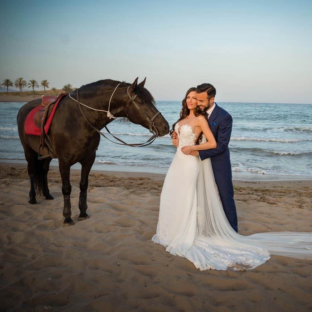 フランシスコ・モリネーロのインスタグラム：「5 años de un día único e inolvidable💫  Feliz aniversario @alicia_cano_lopez  Te quiero ❤️」