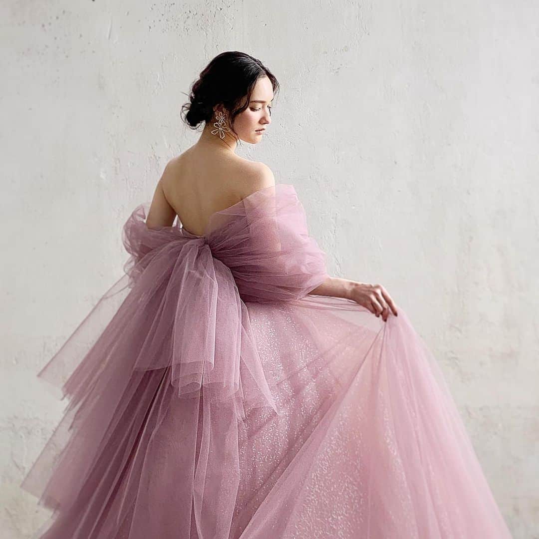 のインスタグラム：「＊  A by Hatsuko Endo 2023 Collection_  Dress：Stella（Mauve）／No.8399 @a_by_hatsukoendo  ハツコ エンドウ ウェディングス銀座 03-3563-1411  こちらは、7／1 以降の挙式の方への ご案内とさせていただきます。  Hair&Makeup：Hatsuko Endo @akiko__endo  @hatsukoendo_okayama  @hatsukoendo_sakata  @hatsukoendo_hairmakeup   Accessories：Hatsuko Endo Weddings  #hatsukoendo  #hatsukoendoweddings #hatsukoendobeauty #abyhatsukoendo  #wedding #dress #hair #makeup #bridal #photo #shooting #accessories #ハツコエンドウ #ハツコエンドウウェディングス #ウェディングドレス #エーバイハツコエンドウ #新作 #ブライダル #ビューティー #ヘアメイク #撮影 #プレ花嫁 #日本中のプレ花嫁さんと繋がりたい #アクセサリー #美容師」