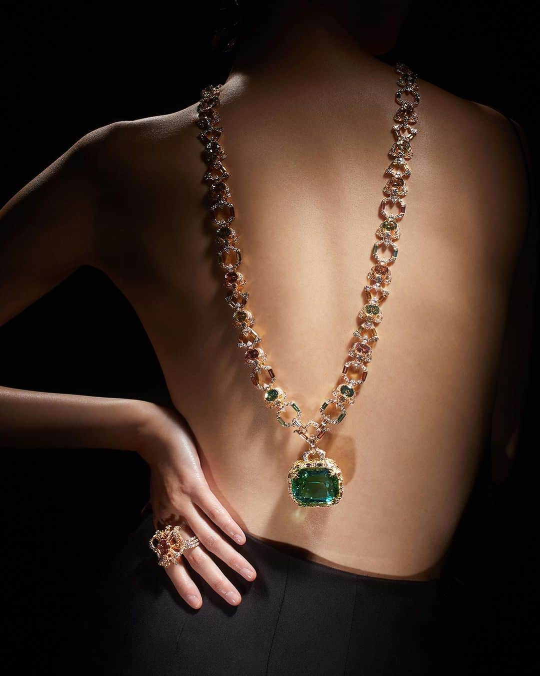 グッチのインスタグラム：「The Gucci Allegoria High Jewelry collection combines the House’s Italian craftsmanship and creativity in one-of-a-kind pieces.   #GucciHighJewelry」