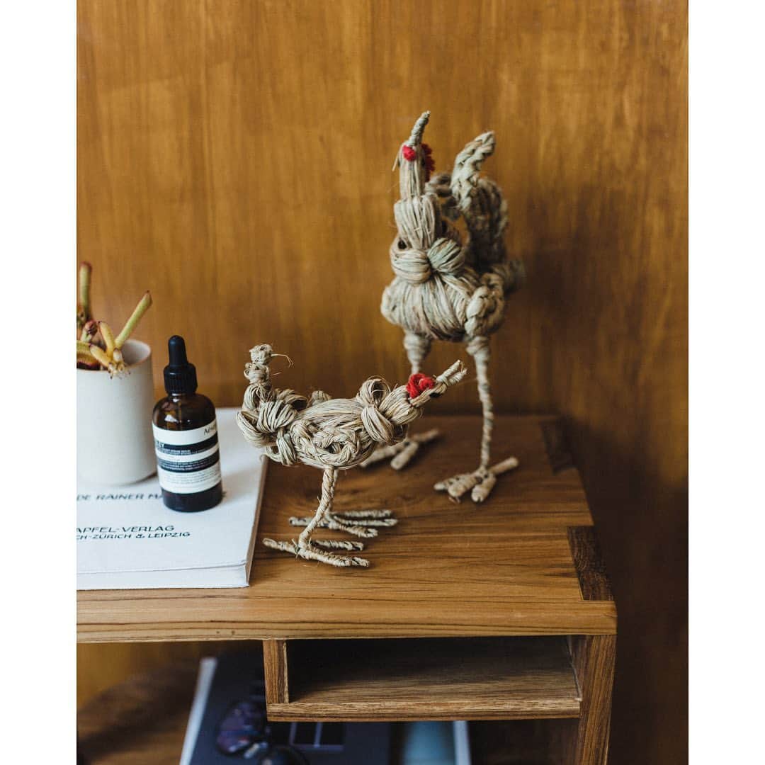 オルネ ド フォイユさんのインスタグラム写真 - (オルネ ド フォイユInstagram)「新入荷  スペインのARTESANIA SAN JOSEによる、 素朴な動物オブジェ。 エスパルトグラス（アフリカハネガヤ）という植物を、 職人が手仕事で編んで作ったものです。  ラフな素材を器用に編み込んで形作られた動物たちは、 細かったり太かったり、繊維が飛び出していたりと、 一つ一つに個性のある仕上がり。 そんなところも可愛らしく、愛着が湧きそうです。  ＼Owner's Voice／ ここ数年、こういう動物モチーフのアイテムが 個人的に好きで、見つけるとつい買っちゃいます。 僕が惹かれるのは、こういった素朴な感じで、 手作業ならではの個体差のある作りにほっこりします。 最近、こういう民藝っぽい素朴な動物アイテムを集めて、 棚に並べて飾っている素敵なお部屋をよく見ますよね。 こういう気の利いたアイテム探している人に、 ぜひチェックして欲しいです。  商品名：ARTESANIA SAN JOSE グラスオブジェ ∟BURRO ESPARTO CON CÁNTAROS（ロバ：3type） ∟GALLINA ESPARTO（雌鳥：2type）  ———————————————  ●商品詳細はプロフィールのリンクからご確認ください。  👉@ornedefeuilles   ※検索画面で「グラスオブジェ」でチェック🔎   ※オンラインショップと不動前店の取扱い商品は異なります。  #ARTESANIASANJOSE #アルテサニアサンホセ #エスパルトグラス #グラスオブジェ #動物オブジェ #オブジェ #インテリアデコレーション #暮らしを楽しむ #心地よい暮らし #丁寧な暮らし #ornedefeuilles #オルネドフォイユ」6月13日 8時00分 - ornedefeuilles
