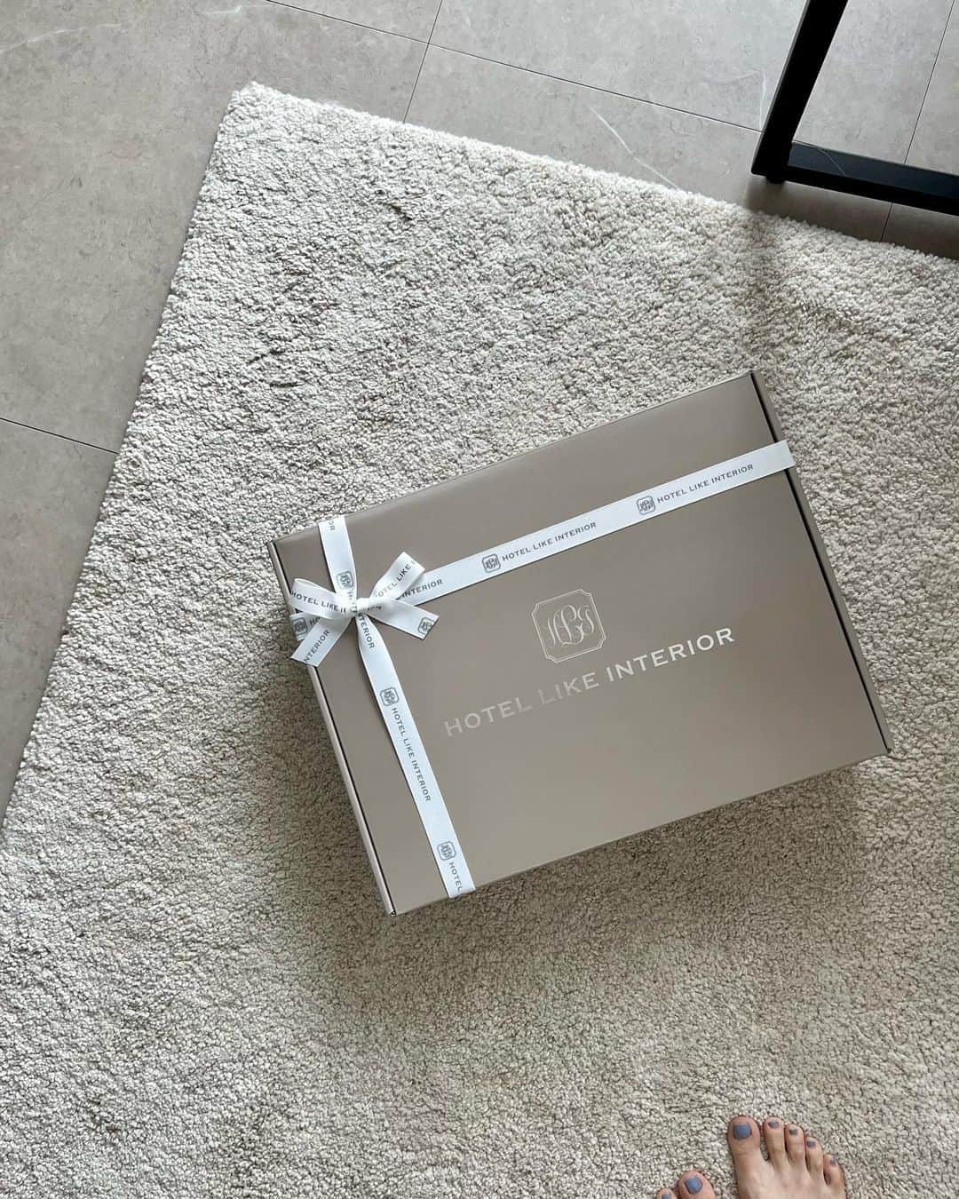 のインスタグラム：「@hotellikeinterior 🩵  orderして楽しみにしていたものがやっと..🎁✨  イニシャル入りのバスローブ🛁 着心地もとっても良くて.. お風呂上がりが毎日幸せ🤤💭💕  hotel like interiorのアイテムは 好きな刺繍を入れられるので プレゼントにもとーってもおすすめ🤍」