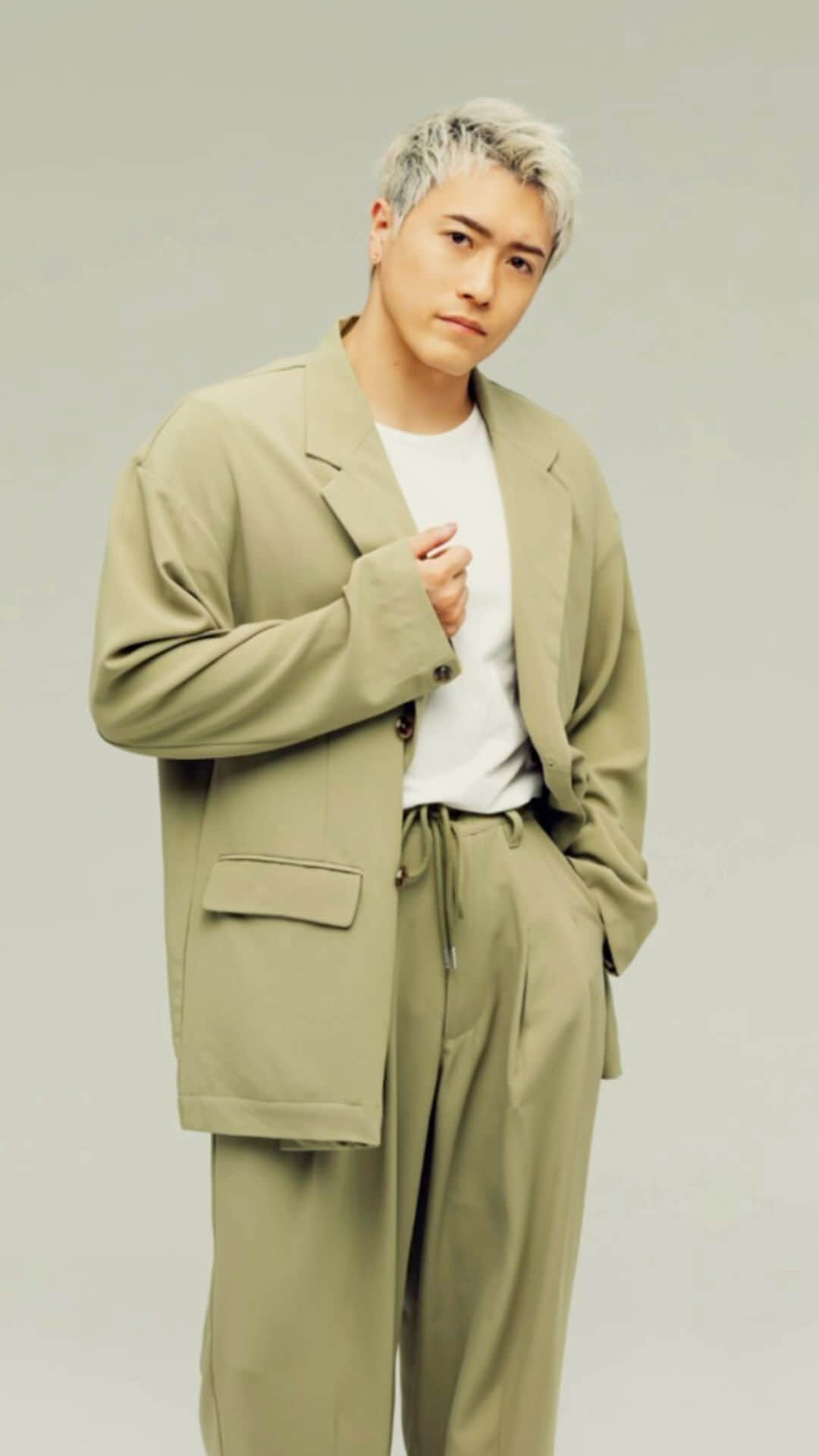 のインスタグラム：「* * GENERATIONS 10th ANNIVERSARY展 * "YUTA" * * 🌏公式HP https://www.hmv.co.jp/news/article/230425113/ * * ＜札幌会場＞ 会場：hmv museum 札幌（「HMV札幌ステラプレイス」店内） 日程：6/9(金)〜7/17(月・祝) 営業時間：11:00～20:30 ※入場は20:00まで * * ＜仙台会場＞ 会場：hmv museum 仙台（「HMV仙台 E BeanS」店内） 日程：6/9(金)〜7/17(月・祝) 営業時間：11:00～20:00 ※入場は19:30まで * * ＜東京会場＞ 会場：hmv museum 渋谷5（「HMV&BOOKS SHIBUYA」5F） 日程：6/9(金)〜7/2(日) 営業時間：11:00～20:30 ※入場は20:00まで * * ＜大阪会場＞ 会場：hmv museum 心斎橋（「HMV&BOOKS SHINSAIBASHI」店内） 日程：6/9(金)〜7/2(日) 営業時間：11:00～20:30 ※入場は20:00まで * * ＜西宮会場＞ 会場：hmv museum 西宮（「HMV阪急西宮ガーデンズ」店内） 日程：6/9(金)〜7/17(月・祝) 営業時間：11:00～20:30 ※入場は20:00まで * * ＜名古屋会場＞ 会場：hmv museum 栄 satellite ( 栄NOVA 2F 特設スペース ） 日程：7/8(土)〜7/30(日) 営業時間：11:00～20:00 ※入場は19:30まで  * * ＜福岡会場＞ 会場：hmv museum 博多（「HMV&BOOKS HAKATA」店内） 日程：7/8(土)〜7/30(日) 営業時間：11:00～20:30 ※入場は20:00まで * ※各会場の営業時間に準じ、営業日・営業時間が変更となる可能性がございます。ご了承ください。 * * #GENERATIONS #GENE #ジェネ #GENE_集まれ騒げ繋がれ #中務裕太 #YUTA #DREAMERS」