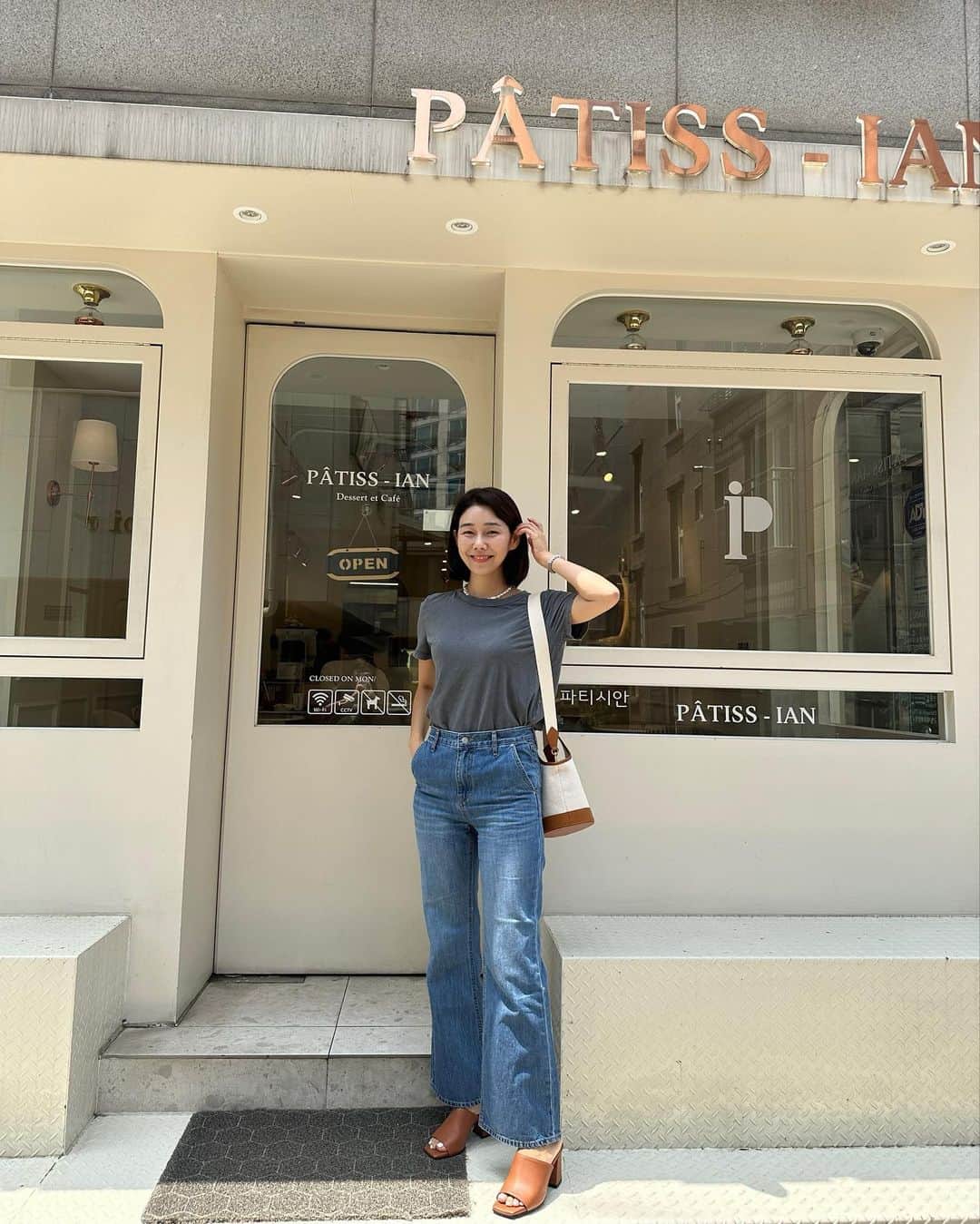 パク・タミのインスタグラム：「- 폴라탐 쇼룸이 디저트 성지에 있다보니, 밥 먹고나면 그렇게 카페들을 기웃거리게 되네요? ㅎㅎ '오늘 점심 쭈꾸미 어때?' 말 던지자마자~ '좋아요!!' '저도 그 생각 했어요!' 등등~ 먹는것까지도 참 잘 맞는~~ 우리 폴라탐 식구들^^ 모두 건강하게 맛난거 드신거죠?  곧 오픈하는 TAMY x BRIANA 그 두번째는 TAMY MULE 이예요. 오늘은 카멜 컬러 신어봤는데, 너무 예쁘죠? 캐쥬얼한 룩에 고급스런 엣지 포인트👠  @fashi_lifelover 이가 디자인한 가방과 찰떡이죠? 청바지도 그녀가 만든것! 못하는게 없는 정금이 노력의 산물~👍🏻」