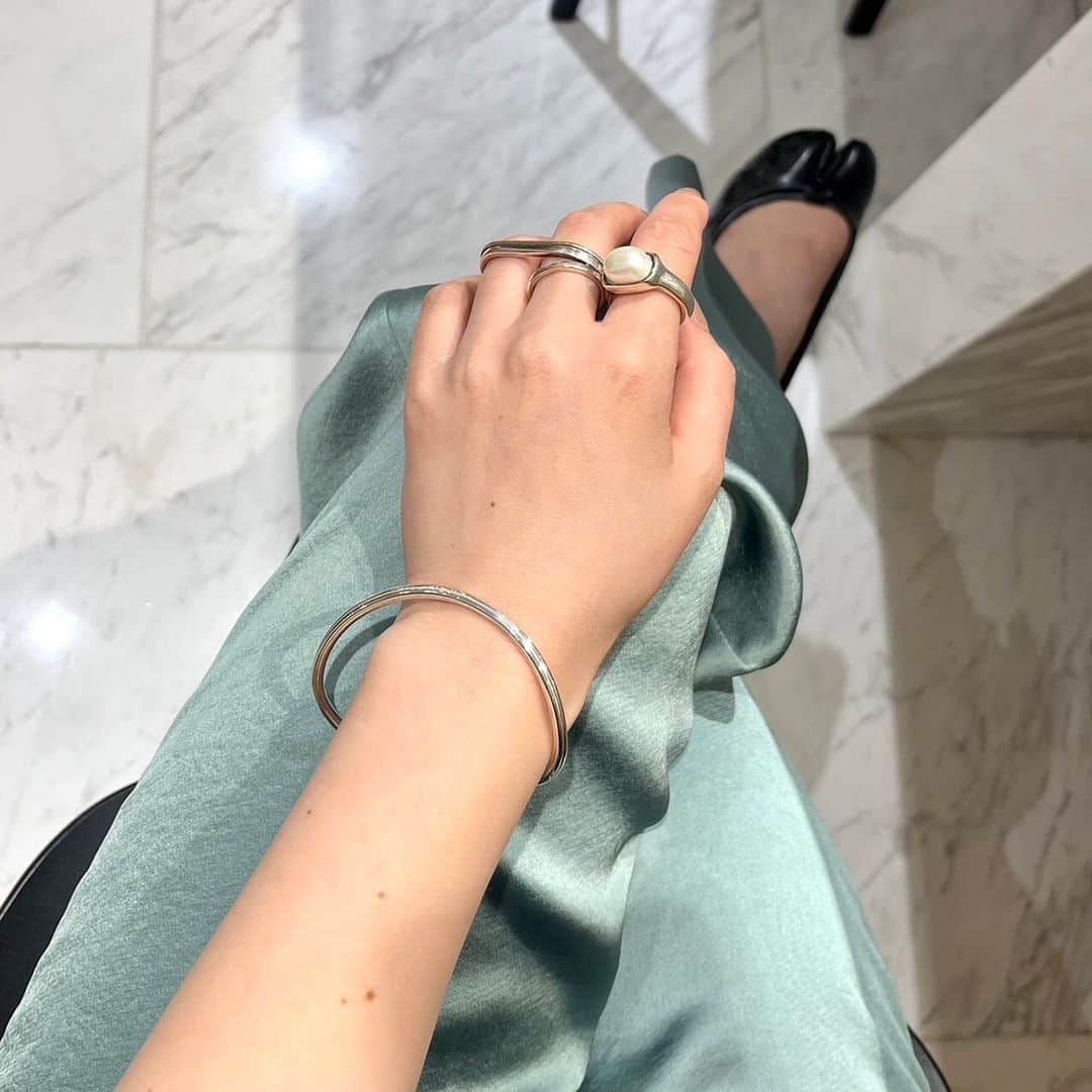 デミルクス ビームス 新宿のインスタグラム：「. 6.8~ Hirotaka New collection 『Sand Dune』発売💍  赤みを帯びたカラハリの砂漠。気まぐれに吹き渡る風が、砂の上に自らの軌跡を描いていく。 地平線の彼方まで規則的に走る直線。砂の海原を滑るように航海してゆく風、そこにある幻想の灯台や、錨などをインスピレーションに。 自然が生み出す奇跡的な模様を、なめらかなスレッドラインの陰影とペンデュラム・ネックレスで表現。 ボリュームのあるシルバー素材で上質なスタイリングの幅を広げています。  ＊pierce ①64-42-0365-169 ②64-42-0367-169 ③64-42-0366-169  ＊necklace 64-42-0375-169   ＊bangle 64-42-0374-169  @hirotakajewelry  #hirotakajewelry  #demiluxebeams  #デミルクスビームス #demiluxebeams_shinjuku  #BEAMS #ビームス」