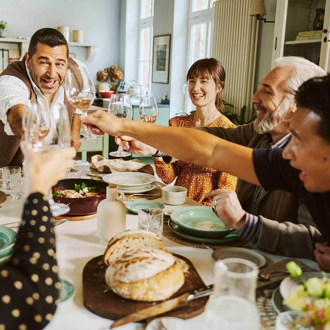 staub ストウブのインスタグラム：「【＜BUY 2 GET 20% OFF＞ ZWILLING WEEK 6/10 (土）スタート！】  6月13日はツヴィリングの創立記念日。そして今年、2023年はツヴィリング日本上陸50周年を迎える節目の年になります。日頃のご愛顧に感謝を込めて、6月10日(土) ～18日(日) までZWILLING WEEK スペシャルセールを開催！ ツヴィリング の「ふたご」にちなみ、2点以上のご購入でレジにて20％OFFとなります。新商品や限定品、人気商品も多数ご用意しました。 → https://www.zwilling.com/jp/zwillingweek.html   *セール品、一部商品を除く。 * ストウブはツヴィリング グループの一員です。」
