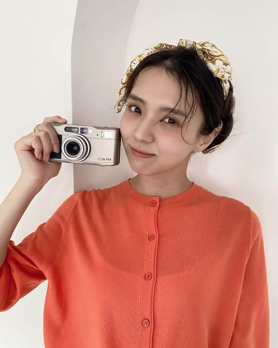 のインスタグラム：「現在公開中の小林由依主演〈高機能服が味方の梅雨の10days着まわし〉オフショットです✨  主役感たっぷりの鮮やかなオレンジで 梅雨シーズンもエネルギッシュに過ごしましょう😘  #小林由依 #櫻坂46 #着まわし」