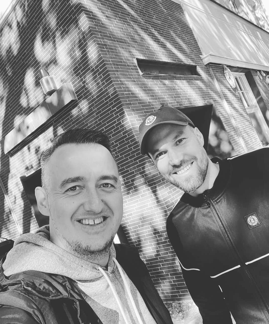 ケヴィン・グロスクロイツのインスタグラム：「Bald stehen 2 weitere Projekte an (@westfalenschenke_dortmund und @icecreamunited)  Vielen Dank an alle Mitarbeiter von @mit_schmackes_dortmund - ohne euch wäre das alles nicht möglich 🤝💯 Vielen Dank an mein Freund und Geschäftsführer @reinecke_nippel 💪🏻❤️ Wir haben uns auch mal gestritten/verschiedene Meinungen gehabt (was auch dazu gehört) aber haben/werden immer zusammenhalten und zusammenstehen 💪🏻 Das zeichnet Dortmund und uns aus 👊🏻😀 #isso」
