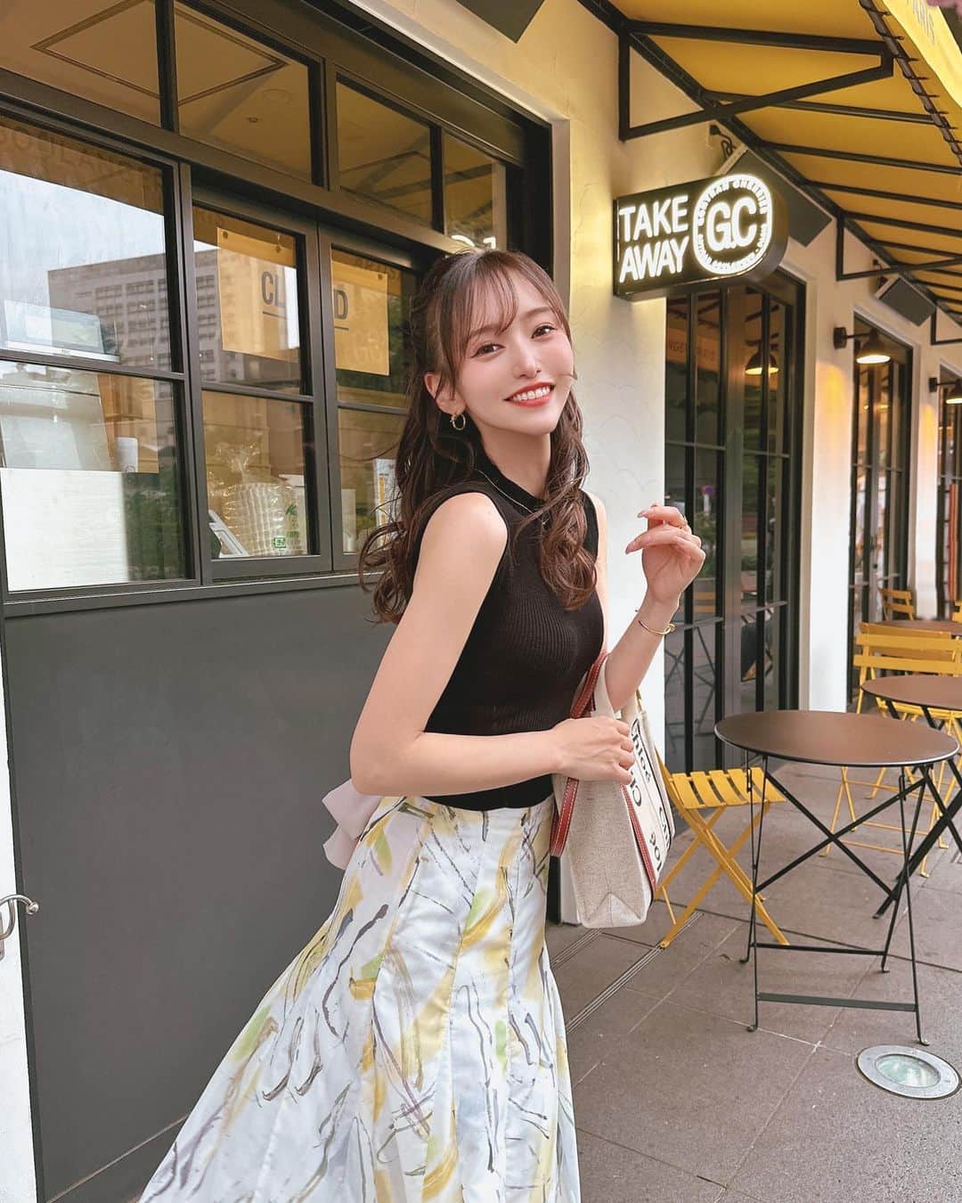 引地裕美のインスタグラム：「🐈‍⬛☕️🍋💭  この日のお洋服にピッタリのカフェ🥂🤍 ニットもスカートも @mercuryduo_com 🍃  ブラックとイエローの組み合わせ◎ 服に合わせて髪もアレンジしたよ🐈‍⬛🪄  #mercuryduo #マーキュリーデュオ #ゆうみ服 🧺 #ヘアアレンジ #hairarrange  #UMine #japan #옷스타그램 #데일리룩 #코디스타그램 #每日穿搭 #일본 #얼스타그램 #照片 #粉我 #japanesegirl」