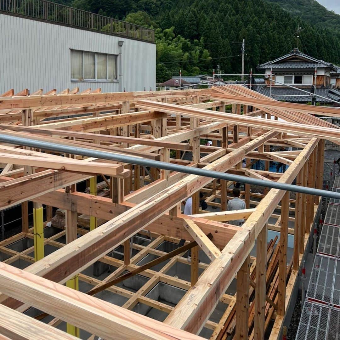 木だて家のインスタグラム：「ㅤㅤㅤㅤㅤㅤㅤㅤㅤㅤㅤㅤㅤ 越前市｢くらたにの平屋｣ 本日は上棟日でした！🌳 時折雨が降りましたが無事に上棟完了致しました😊☔️ 秋頃完成予定です❕ ・ ・ ・  #木だて家 #一級建築士事務所 #木の家 #自然素材 #福井県 #越前市 #工務店 #住宅会社 #注文住宅 #家づくり #新築 #一戸建て #マイホーム #福井工務店 #福井住宅会社 #福井注文住宅 #福井家づくり #福井新築 #福井一戸建て #福井マイホーム #上棟 #平屋建て #切妻屋根」