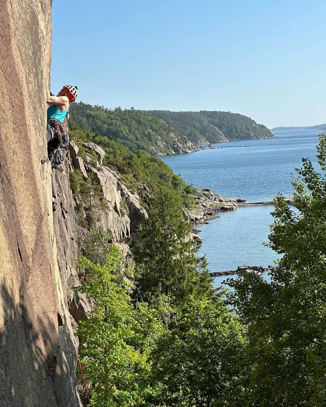 マチルダ・セーデルルンドさんのインスタグラム写真 - (マチルダ・セーデルルンドInstagram)「Bohuslän 💙 the trad quest continues… really enjoying the process of learning. Fun couple of days climbing and filming for @svenska.aventyr ⛰️  Photo 1: getting ready at Skälefjäll ⚔️ 2: after climbing one of the classics, ‘Granitbiten’ 😊 3: dinner view 😍 4: prime conditions at Sjöhäller 5 & 6: sleeping spot   📸 @billhamiltonphotos   #climbing #tradclimbing #klättring #bohuslän」6月10日 4時07分 - matilda_soderlund