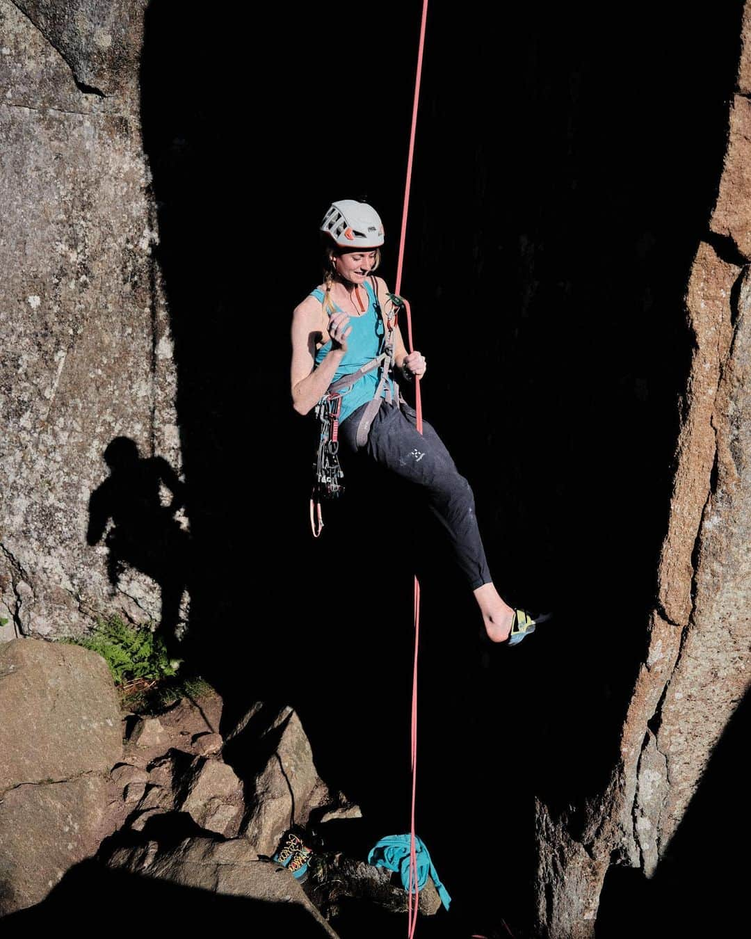 マチルダ・セーデルルンドさんのインスタグラム写真 - (マチルダ・セーデルルンドInstagram)「Bohuslän 💙 the trad quest continues… really enjoying the process of learning. Fun couple of days climbing and filming for @svenska.aventyr ⛰️  Photo 1: getting ready at Skälefjäll ⚔️ 2: after climbing one of the classics, ‘Granitbiten’ 😊 3: dinner view 😍 4: prime conditions at Sjöhäller 5 & 6: sleeping spot   📸 @billhamiltonphotos   #climbing #tradclimbing #klättring #bohuslän」6月10日 4時07分 - matilda_soderlund