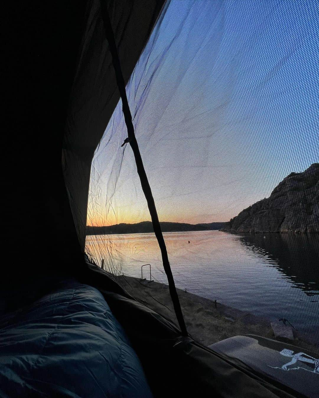 マチルダ・セーデルルンドさんのインスタグラム写真 - (マチルダ・セーデルルンドInstagram)「Bohuslän 💙 the trad quest continues… really enjoying the process of learning. Fun couple of days climbing and filming for @svenska.aventyr ⛰️  Photo 1: getting ready at Skälefjäll ⚔️ 2: after climbing one of the classics, ‘Granitbiten’ 😊 3: dinner view 😍 4: prime conditions at Sjöhäller 5 & 6: sleeping spot   📸 @billhamiltonphotos   #climbing #tradclimbing #klättring #bohuslän」6月10日 4時07分 - matilda_soderlund