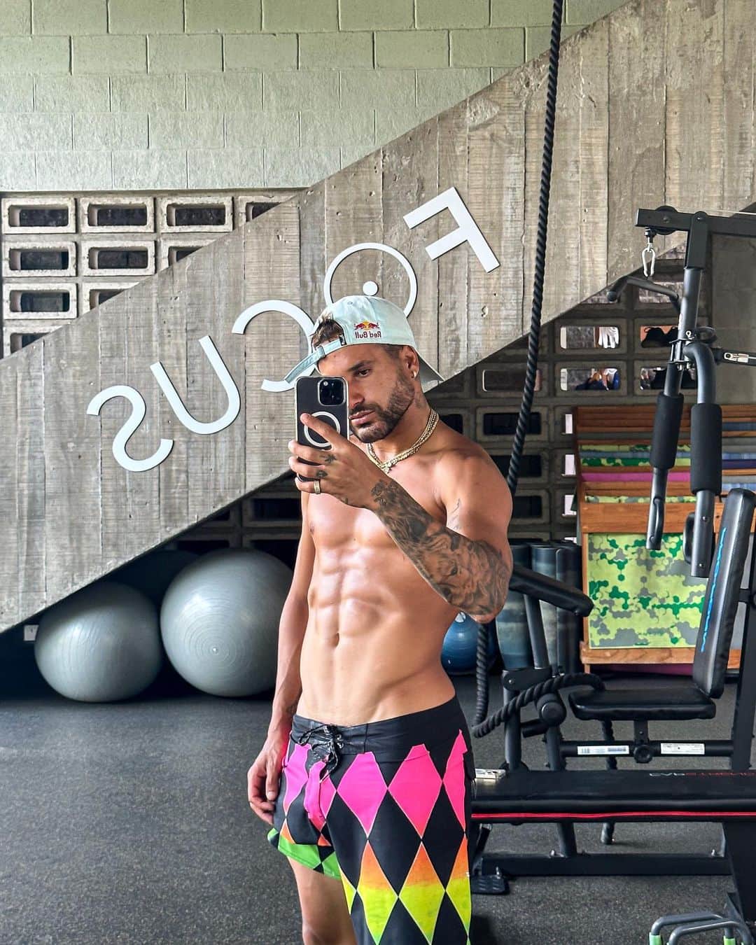 イタロ・フェレイラのインスタグラム：「31°C ☄️   Acorde cedo, trabalhe duro, aproveite a jornada.   #workout」