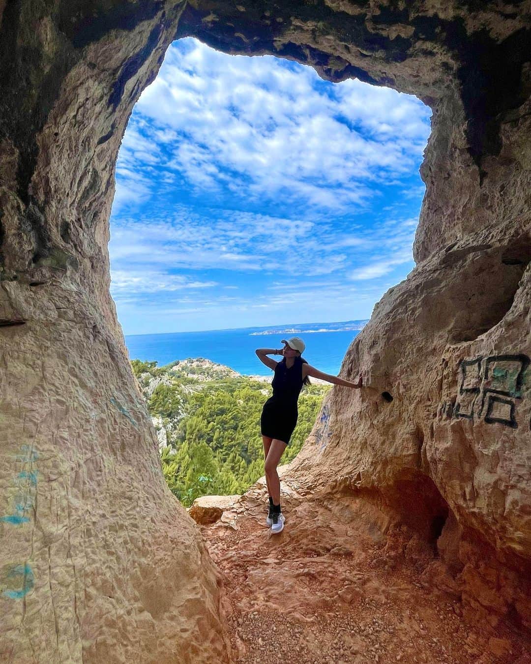 のインスタグラム：「Marseille🫶 人生初南フランスのマルセイユ🥰  朝散歩に行こうってなっておっけーーいん👍🏻 みたいな感じでこんな格好して行ったら 散歩のレベルじゃなかった😂  お母さんにはあんた！どんな格好で 山登ってんの‼️通りすがりの人に She's crazyって言われてるわ絶対❗️ と言われました😂  最後の写真見てもらったらわかると思うけど 下は崖の軽いクライミングでした😂 初めてのクライミングだった😂  パンツ丸見え😂まあ下に水着きてたのと 人全然いなかったから良かったけど！  頂上着くまで本当しんどくて大変 だったけど着いたら感動した🥹  人生について考えれた！自然から教わる事多い🌳⛰️🪽 ありがとう！自然！  #southoffrance  #marseille  #france#mountains  #paris#マルセイユ #フランス#南フランス #南フランス」