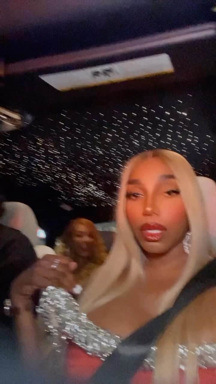 ネネ・リークスのインスタグラム：「My night was litty! Too much fun was had」