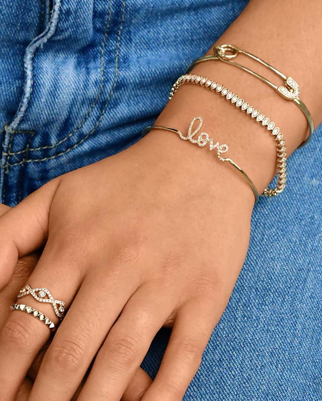 のインスタグラム：「Collect, Stack, and Layer with #SydneyEvan available @29northhou 💛 Located inside the beautiful @postoakuptown in Houston, TX, 29 North is a luxury retail concept that celebrates style, craftsmanship, artistry, and quality. Come find the perfect jewels for summer at 29 North.」