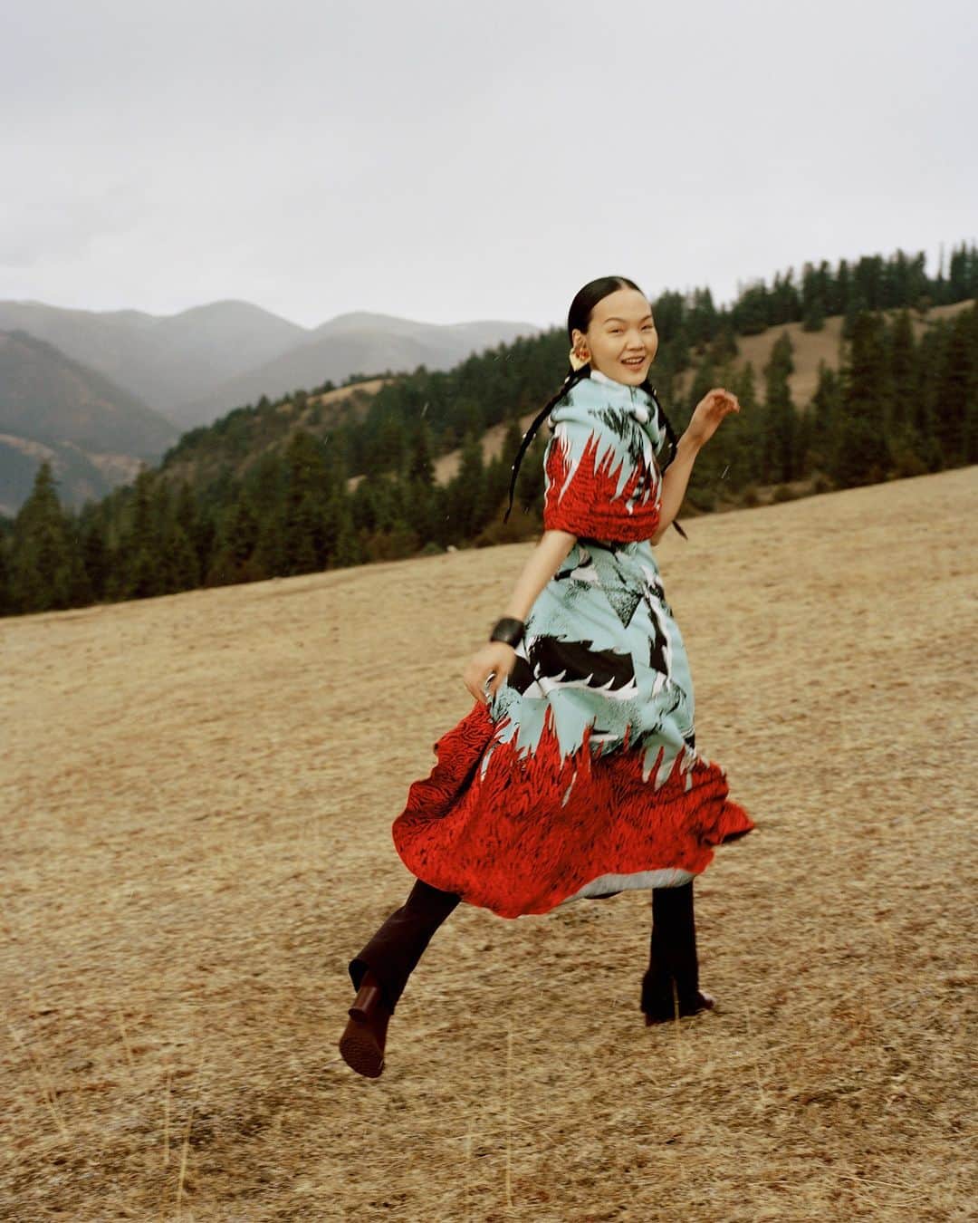 British Vogueさんのインスタグラム写真 - (British VogueInstagram)「Through the rolling hills of Sichuan, in southwestern China, the elegant layers and abstract brights of SS23 become the pastoral ideal. Set the scene for the season with abstract prints and bold floral blooms. See the full story in the June 2023 issue of #BritishVogue, on newsstands now.  @PanHaowen1 photographed by @Reven_Lei and styled #LeonTu, with hair by #HanBin and make-up by #MountainGao, production by #JulieWang, with thanks to Anzi, Kong Zili and Aone Studio.」6月10日 3時00分 - britishvogue