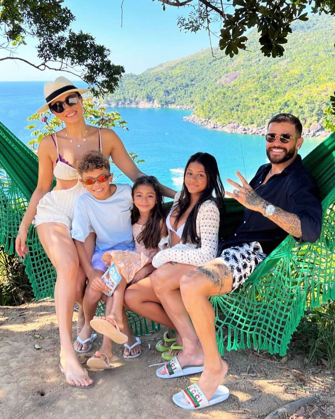 ジュニオール・カイサラのインスタグラム：「Beach day with the family 🧿❣️🏝️」
