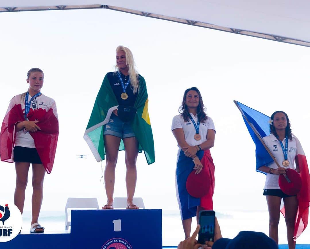 のインスタグラム：「🥉Bronze for me at the @isasurfing World Games !   And a🥈silver medal for the team France 🇫🇷 !   Pretty cool ! I had a fun week with the team, thank you to everyone and to @surfingfrance 🙌🏾   📸 @surfingfrance @we__creative」