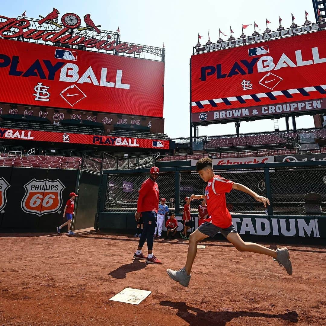 セントルイス・カージナルスさんのインスタグラム写真 - (セントルイス・カージナルスInstagram)「PLAY BALL! ⚾  Over 1,000 kids joined us at the ballpark this morning for @mlb #PlayBallWeekend!」6月10日 3時40分 - cardinals