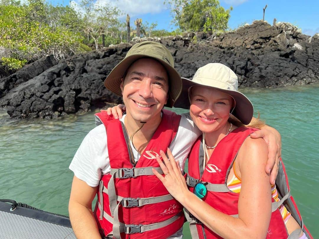 ケイト・ボスワースのインスタグラム：「We are honoring #worldoceansday 🐳🐢🌎 by supporting The Charles Darwin Foundation. Since 1959 the Charles Darwin Foundation has been a guardian of the Galapagos’ uniqueness and protected species. We recently experienced this magnificent wildlife up close (there are only 4,000 Galapagos penguins in existence!) and we feel more inspired than ever to help protect our oceans and the species that depend on them for their survival. (Swipe to see marine iguanas, blue and red footed boobys, the Galapagos penguin, and a video of baby sea lions just learning to swim + play 🥹🩵) If you would like to help, please visit darwinfoundation.org to learn more 🙏🏻🌊」