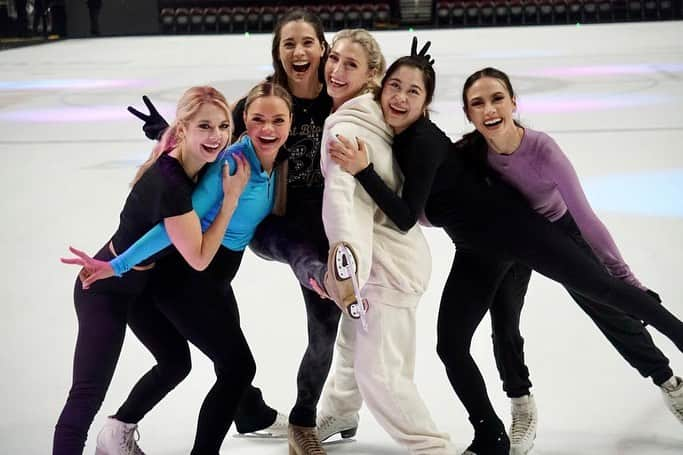 パイパー・ギレスのインスタグラム：「Missing all of these lovely people!! Forever and always a Stars on Ice family! ❤️ - - - #starsonice #family #skating #figureskating #iceskating #skatingfun #reminisce」