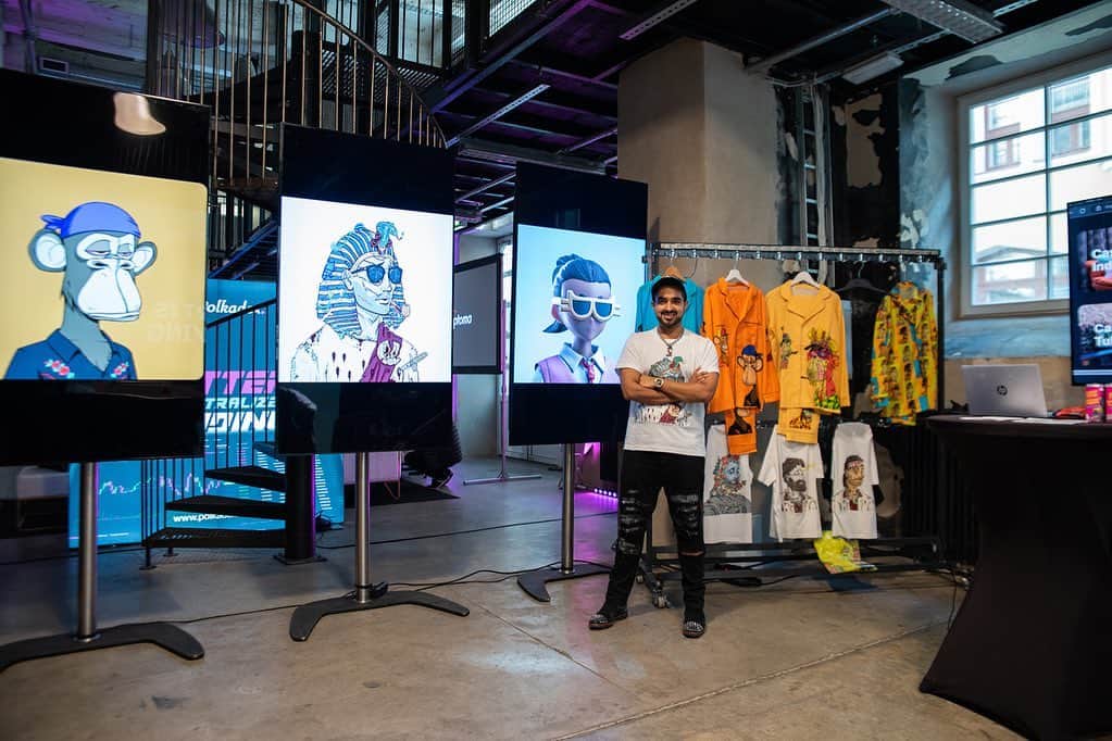エヴァン・ルースラのインスタグラム：「Thrilled to introduce my passion project, @CasaNFT.official, aiming to weave a global network of co-living spaces that unite the dynamic Crypto and Web3 community.   At the heart of CasaNFT is the belief that impressions are more about feelings than actions. Our mission is to curate an enriching environment where like-minded individuals connect, fostering unforgettable experiences and crafting treasured memories together. Finding synergies that didn’t exist before!   With locations live in Tulum & New Delhi, and opening this month in Puerto Rico and soon in Zanzibar and Punta Cana we look forward to welcoming you 👍🏻🙏🏻💕🎄✨🤩」