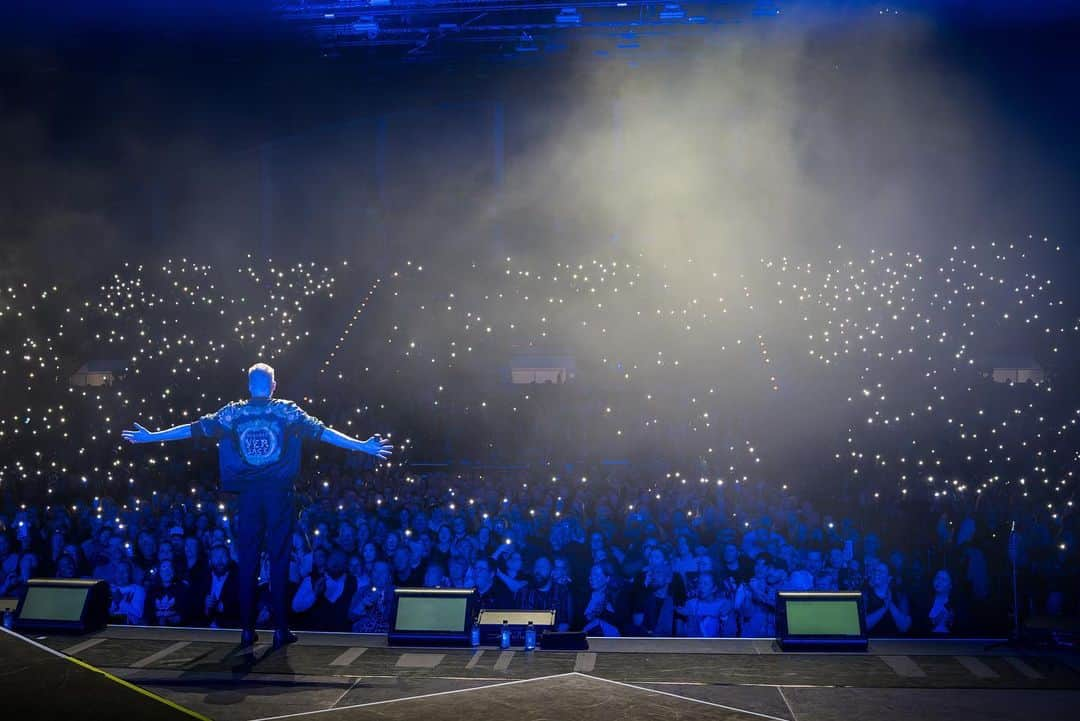 ペンタトニックスさんのインスタグラム写真 - (ペンタトニックスInstagram)「What a way to finish the European leg of #PTXTheWorldTour!! 🤩  Thank you Iceland for making our final stop a night we’ll always remember! And thank you to all of those who came out to one of our European shows. WE LOVE Y’ALL!!! Until next time… ✨   📸: @itsmissgirlface」6月10日 3時44分 - ptxofficial