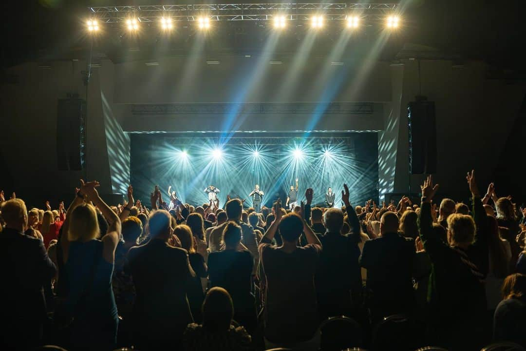 ペンタトニックスさんのインスタグラム写真 - (ペンタトニックスInstagram)「What a way to finish the European leg of #PTXTheWorldTour!! 🤩  Thank you Iceland for making our final stop a night we’ll always remember! And thank you to all of those who came out to one of our European shows. WE LOVE Y’ALL!!! Until next time… ✨   📸: @itsmissgirlface」6月10日 3時44分 - ptxofficial