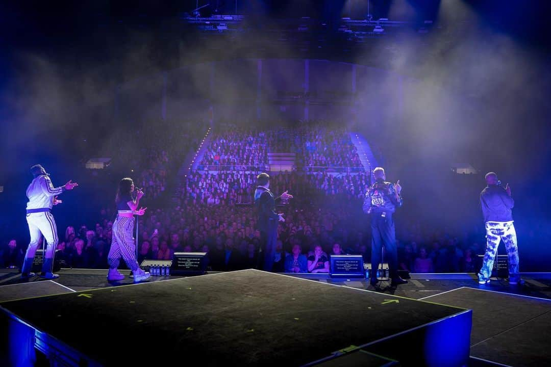 ペンタトニックスさんのインスタグラム写真 - (ペンタトニックスInstagram)「What a way to finish the European leg of #PTXTheWorldTour!! 🤩  Thank you Iceland for making our final stop a night we’ll always remember! And thank you to all of those who came out to one of our European shows. WE LOVE Y’ALL!!! Until next time… ✨   📸: @itsmissgirlface」6月10日 3時44分 - ptxofficial