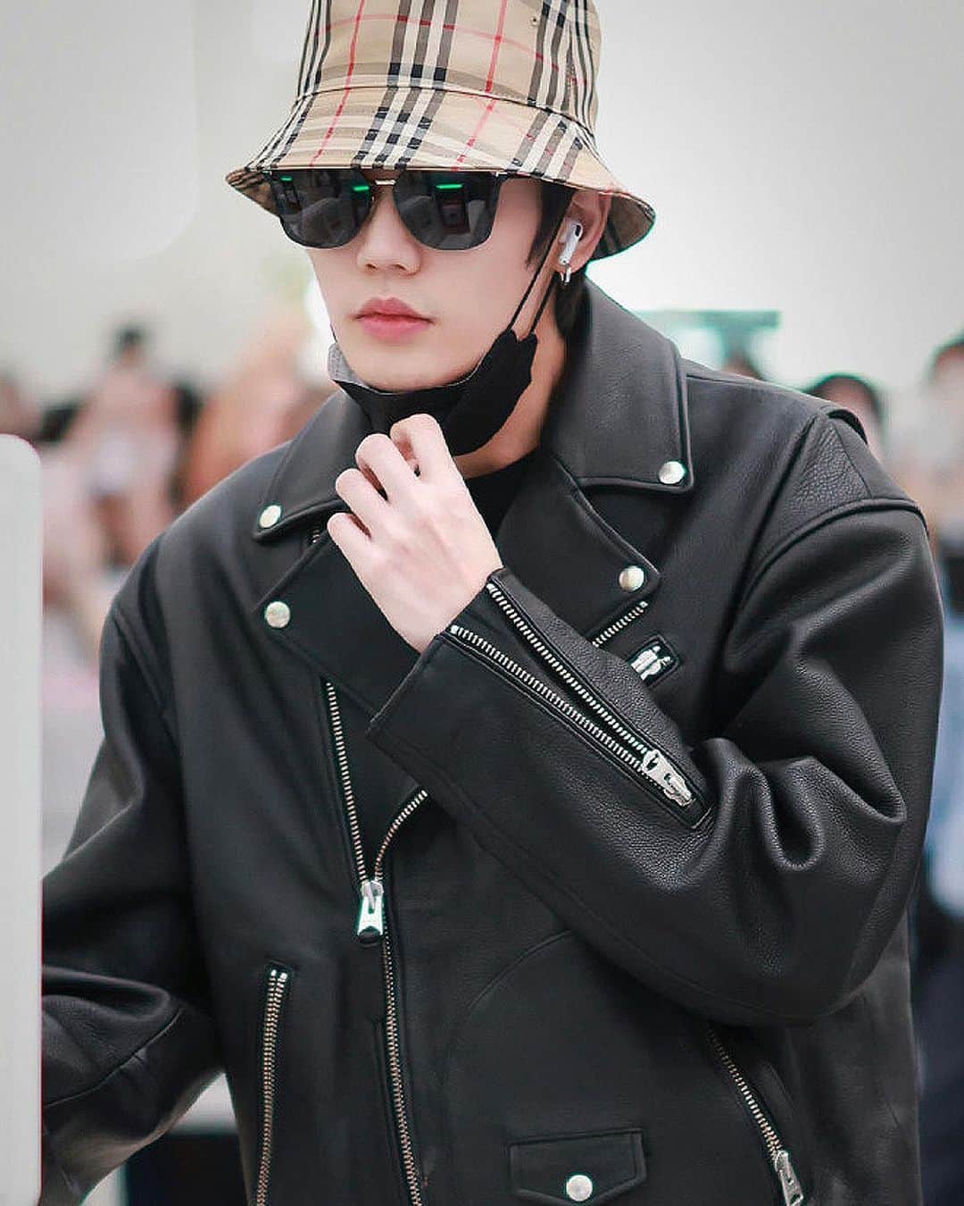 マッカージュのインスタグラム：「MONDE MACKAGE  @888mob wears CLEMENT, a biker jacket made from sustainable cow leather with an oversized drop shoulder silhouette. The classic asymmetrical zip closure, snap notch collar, angled zip pockets, and rounded patch detail show expert tailoring. The adaptive action back and articulated sleeves lend an ultra-comfortable feel. Finished with a quilted satin lining and roller buckle belt. A timeless statement to pair with everything   More on MACKAGE.COM  #MACKAGE #MONDEMACKAGE」