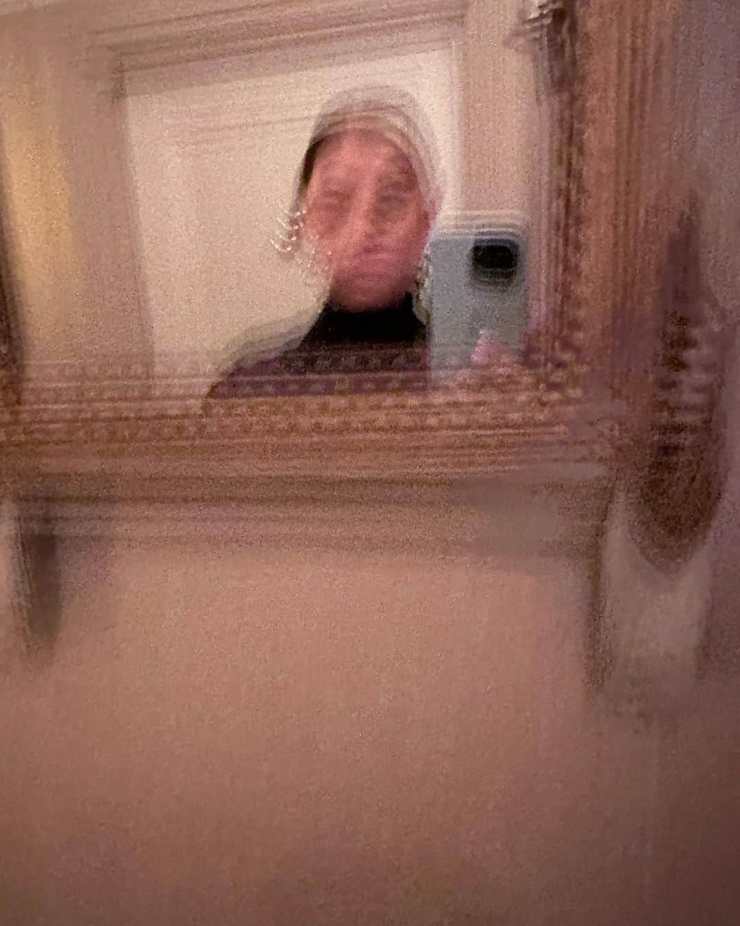 ルーシー・ヘイルのインスタグラム：「this last month has varied from getting emotional about flowers to getting my phone stolen out of my pocket to cry-laughing over Claire’s 3 min voice memos to a mild emotional breakdown to reading books about the Art of Allowing and so on …character building 😂🫶🏻」